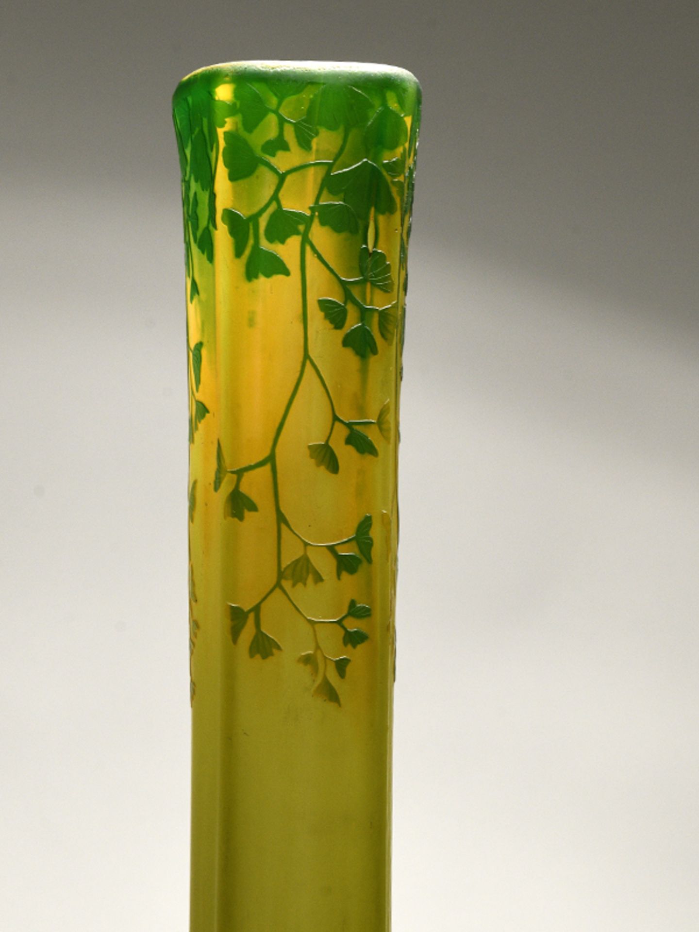 Große Jugendstil-Stangenvase mit Farndekor, Daum/Nancy (Frankreich), Anfang 20. Jh. Gelb-grün - Bild 3 aus 10