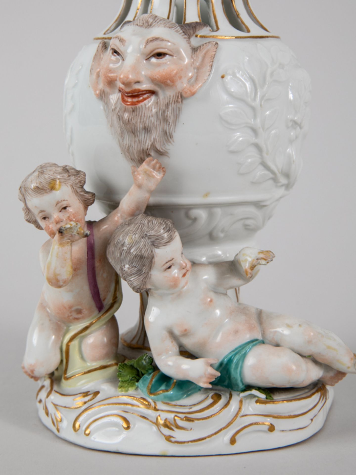 Potpourri-Vase mit 3 Amoretten, Entw. J.J. Kändler, Meissen, 1774. Weißporzellan mit polychro - Bild 10 aus 11