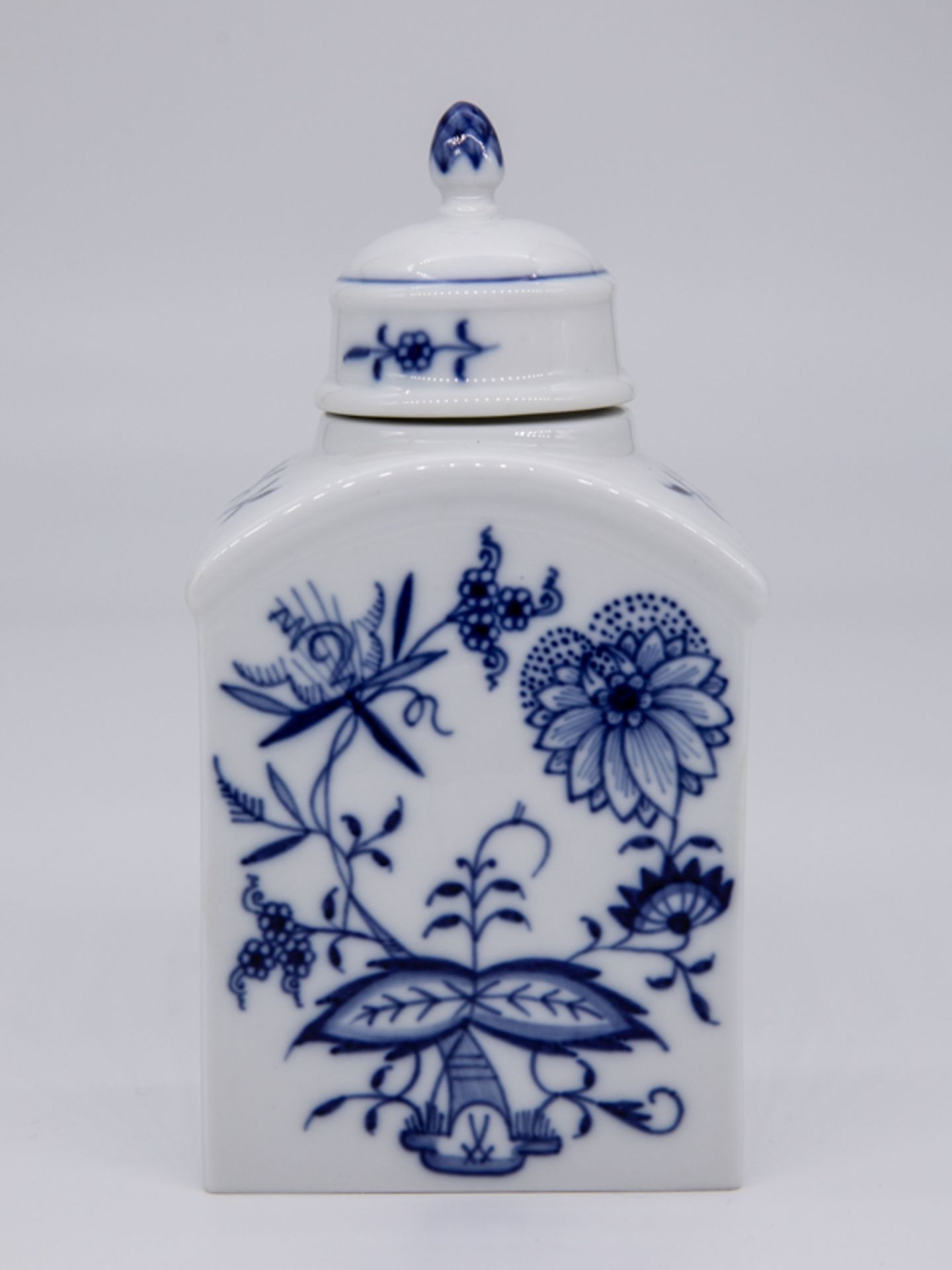 Teedose "Zwiebelmuster", Meissen, 20. Jh. Weißporzellan mit unter Glasur blauer "Zwiebelmuster - Bild 7 aus 7