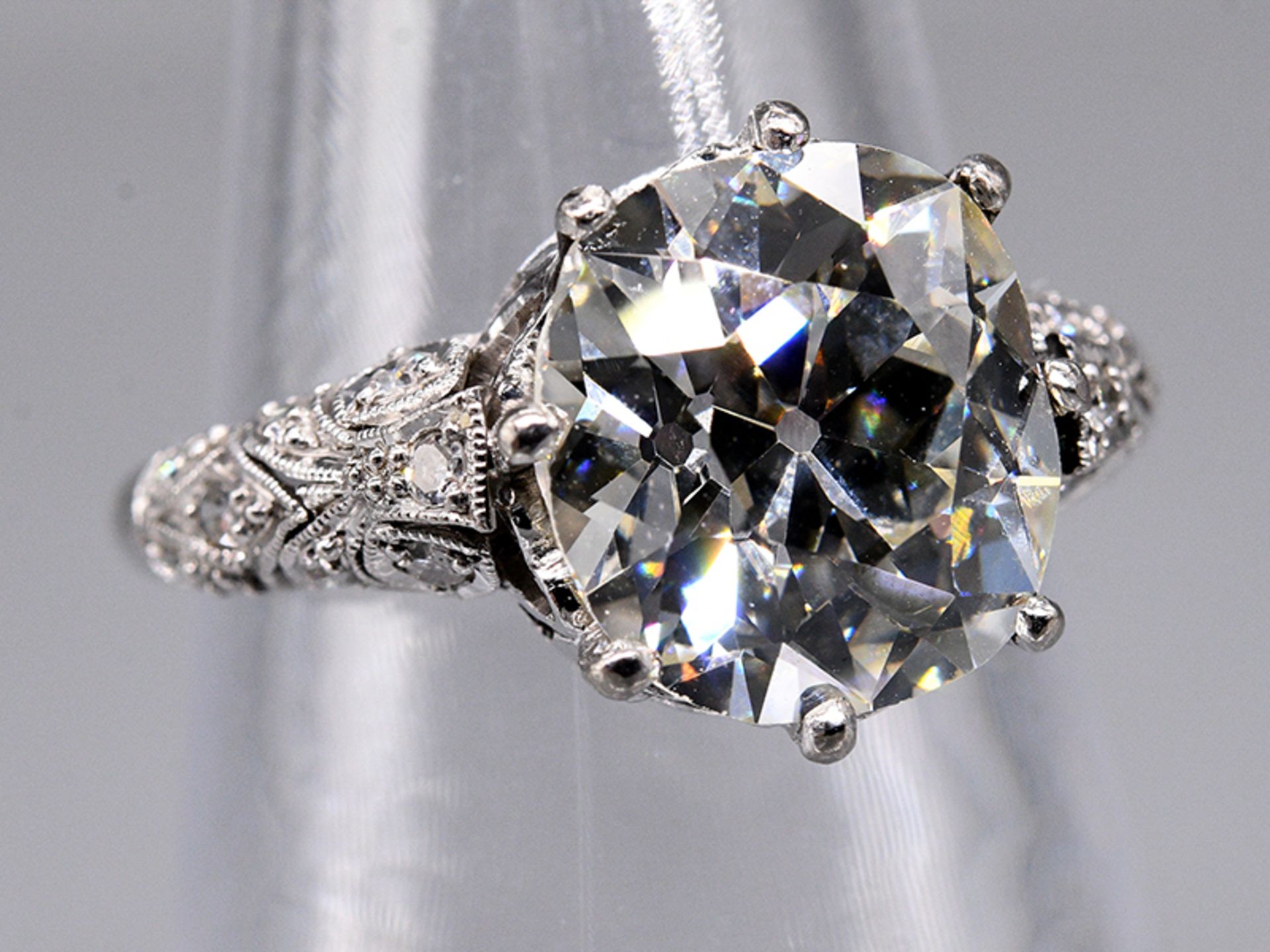 Prunkvoller Art-Deco Ring mit Altschliff-Diamant ca. 5,6 ct und kleinen Diamanten, zus. 0,1 ct, Juw - Bild 9 aus 11