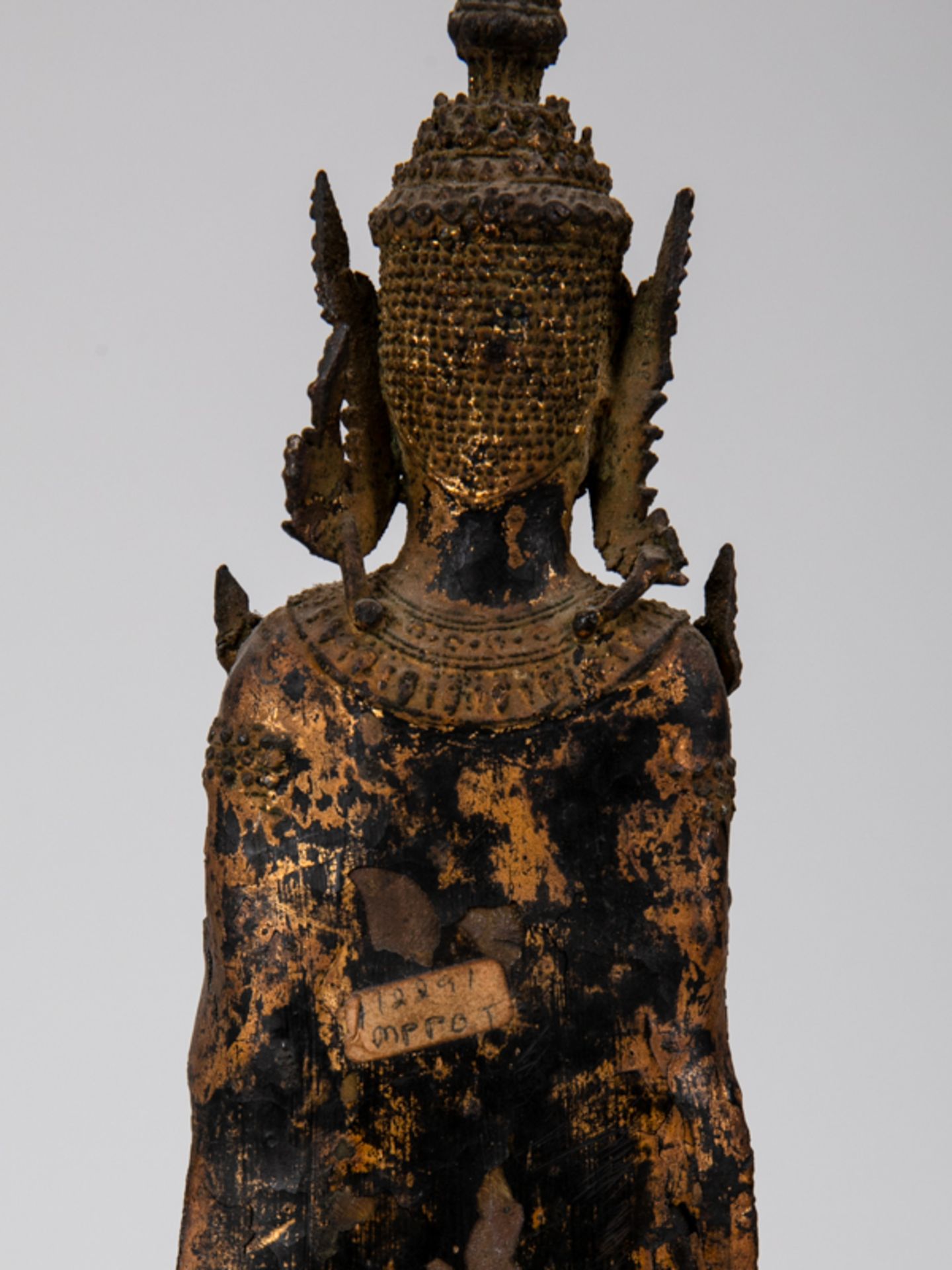 Buddhistische Tempelfigur, Thailand, 18./19. Jh. Bronze/Metallguss mit Resten alter Fassung und - Bild 3 aus 8