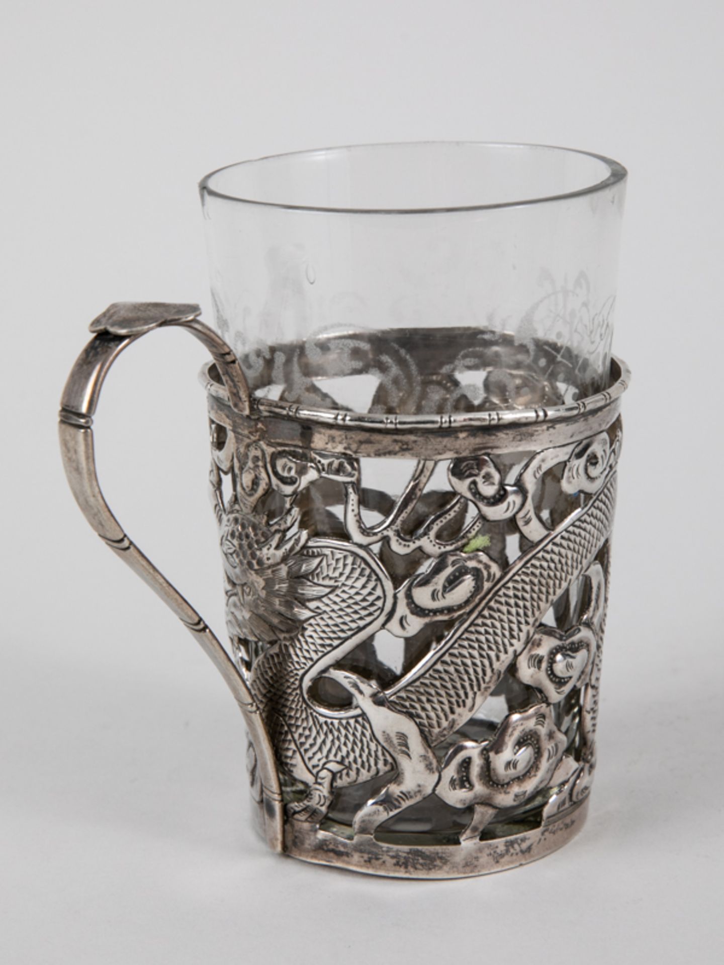 Teeglashalter, China, um 1900. 925/-Silber, ca. 74 g; mit geätzt verziertem farblosen Becher-G - Bild 3 aus 7