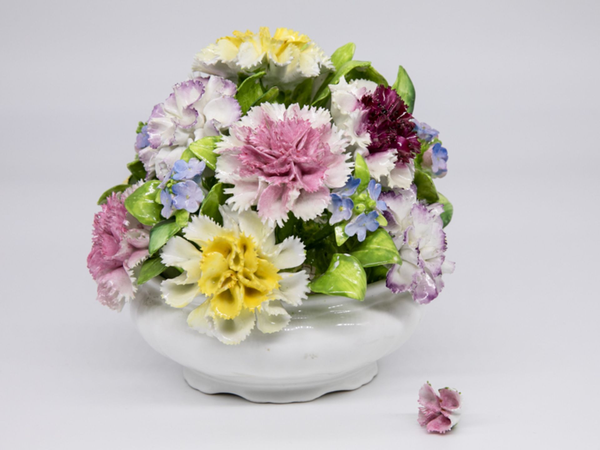 Blumen-Tischdekoration, Coalport/Engld., 2. Hälfte 20. Jh. Porzellan (Bone China) mit plastisc - Bild 3 aus 4