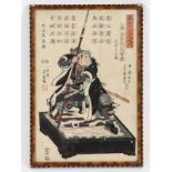 Farbholzschnitt, Japan, um 1900. Auf einem Podium stehender Samurai. Umlaufende Schriftzeichen.