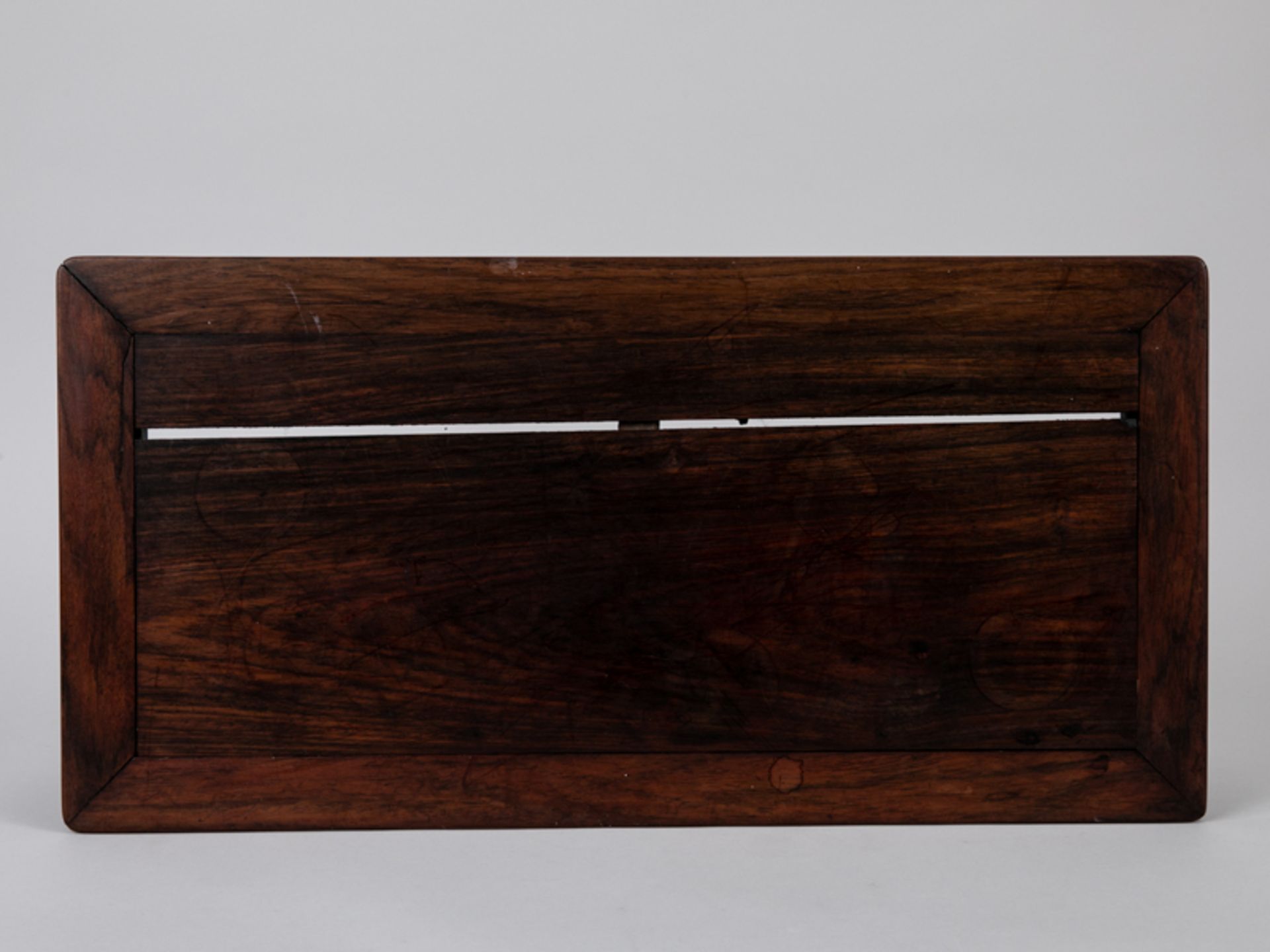 Teetisch, China, 18./19. Jh. Huanghali-Holz; rechteckig auf 4 kurzen Rundstabbeinen, umlaufend - Bild 3 aus 5