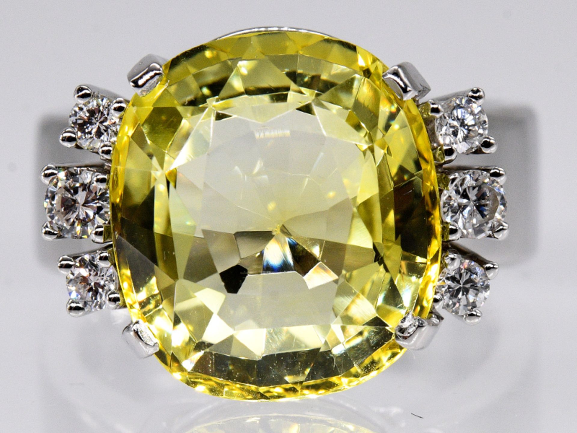 Cocktail-Ring mit gelbem Ceylon-Saphir ca. 11,05 ct und 6 Brillanten, zus. ca. 0,3 ct, Goldschmiede