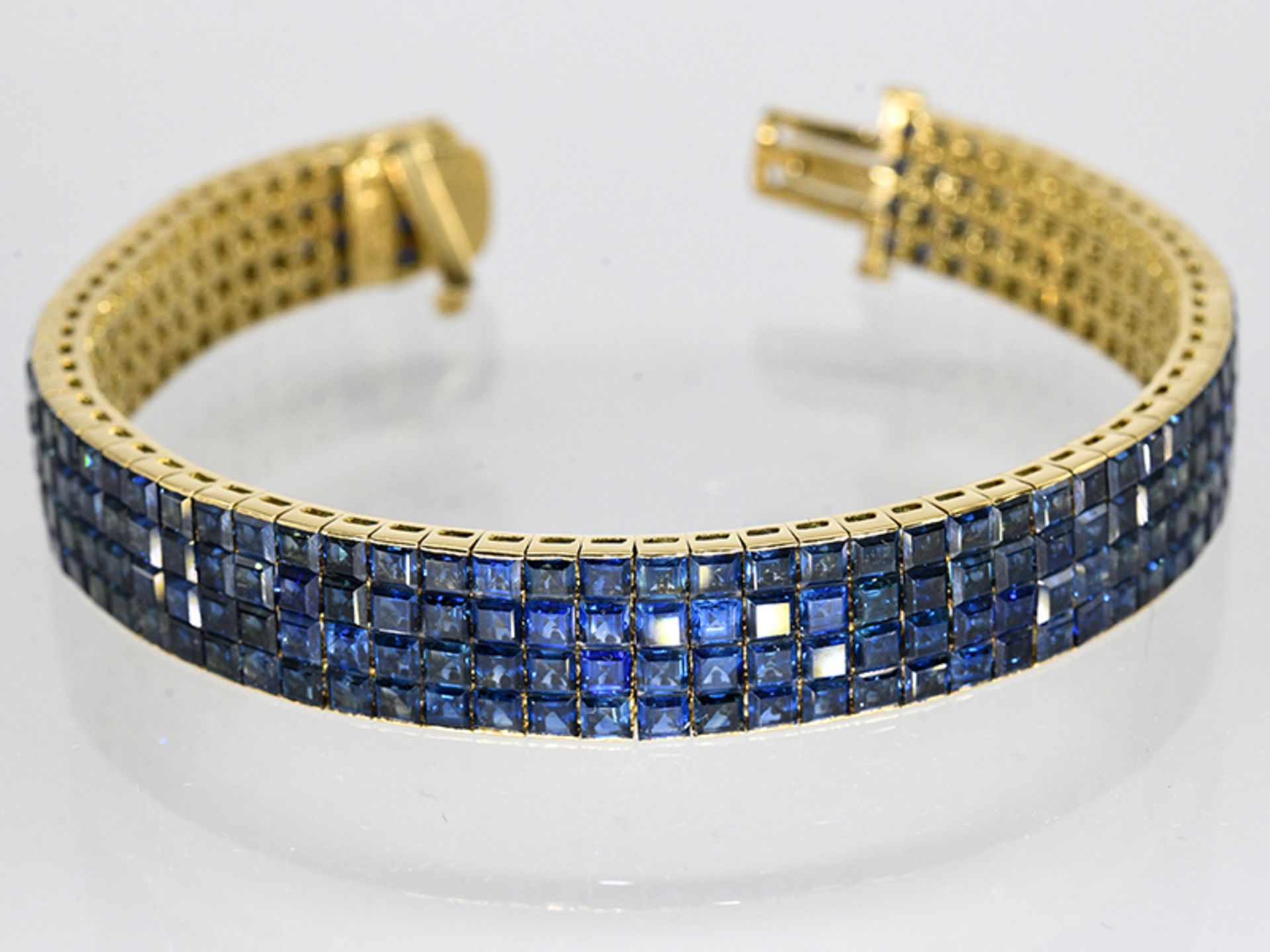 Armband mit 272 hochwertigen Saphir-Carréesteinen, zus. ca. 22 ct, 20. Jh. 750/- Gelbgold. Ge