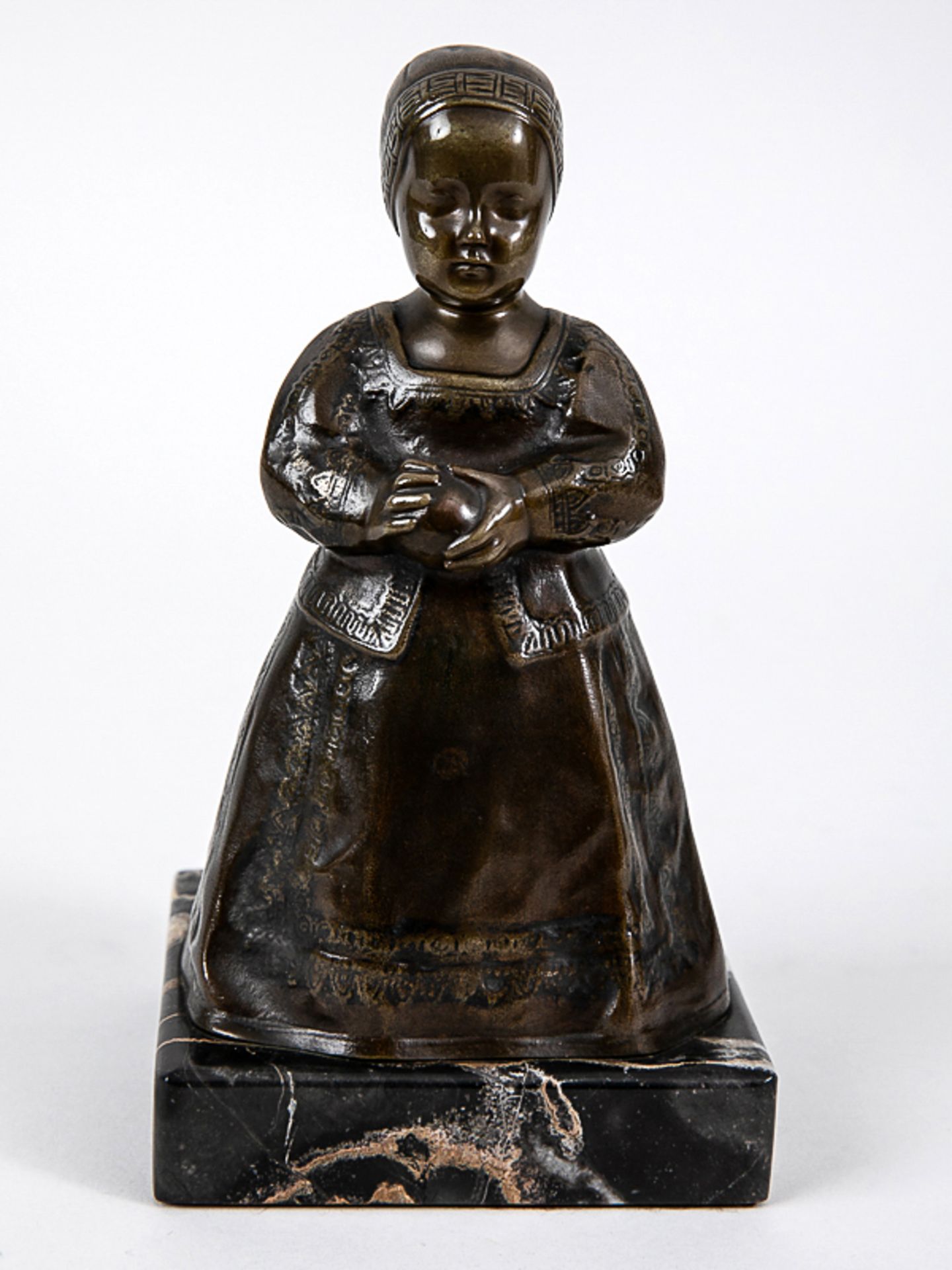 Endstorfer, Anton (1880 - 1960). Bronzeplastik "Kleines Mädchen in Tracht mit Kugel", montiert - Bild 8 aus 8