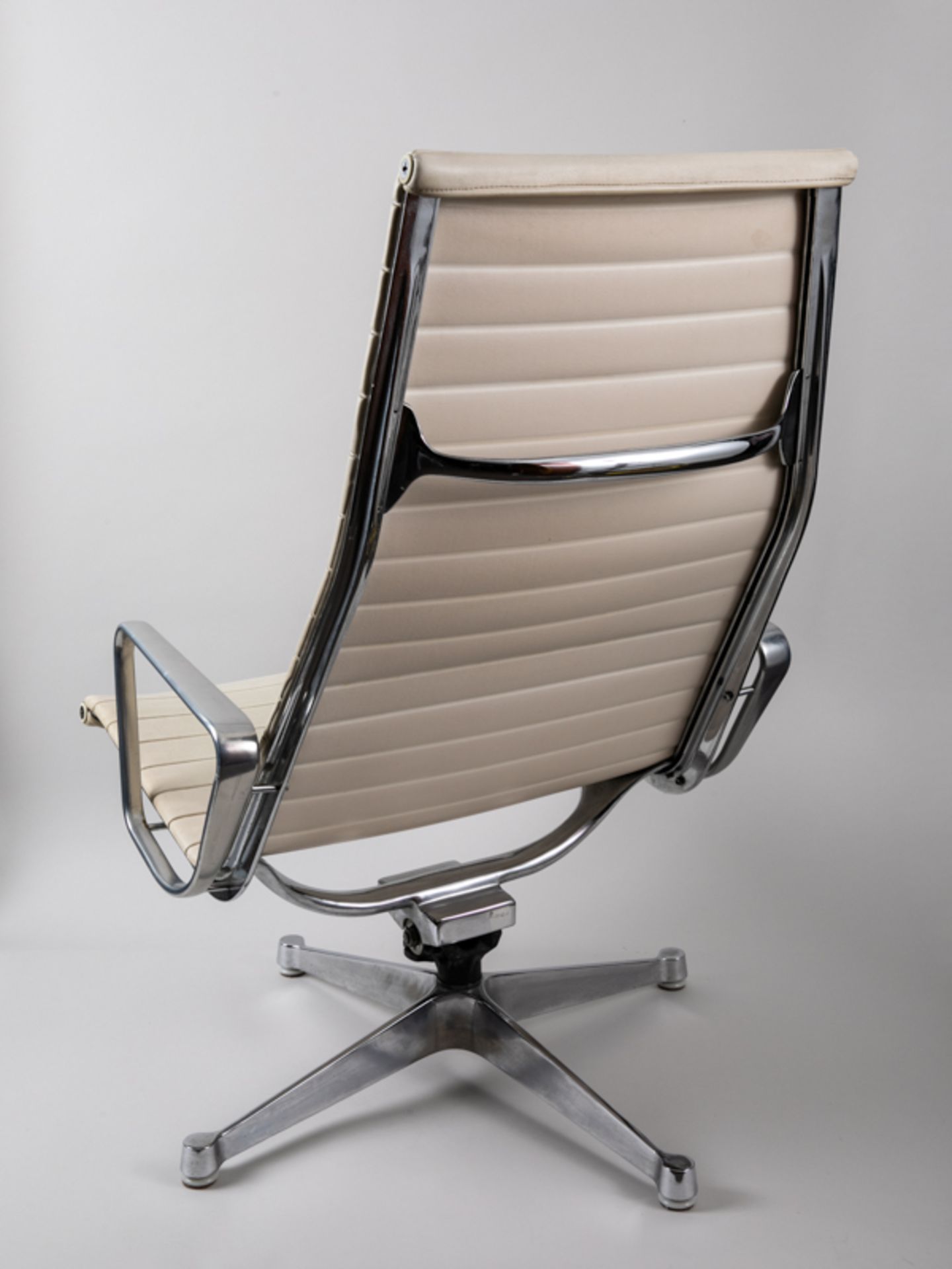 Aluminium-Chair EA124 + Hocker, Entw. C./R. Eames, 2. H. 20. Jh. Aluminium (poliert u. verchrom - Bild 3 aus 6