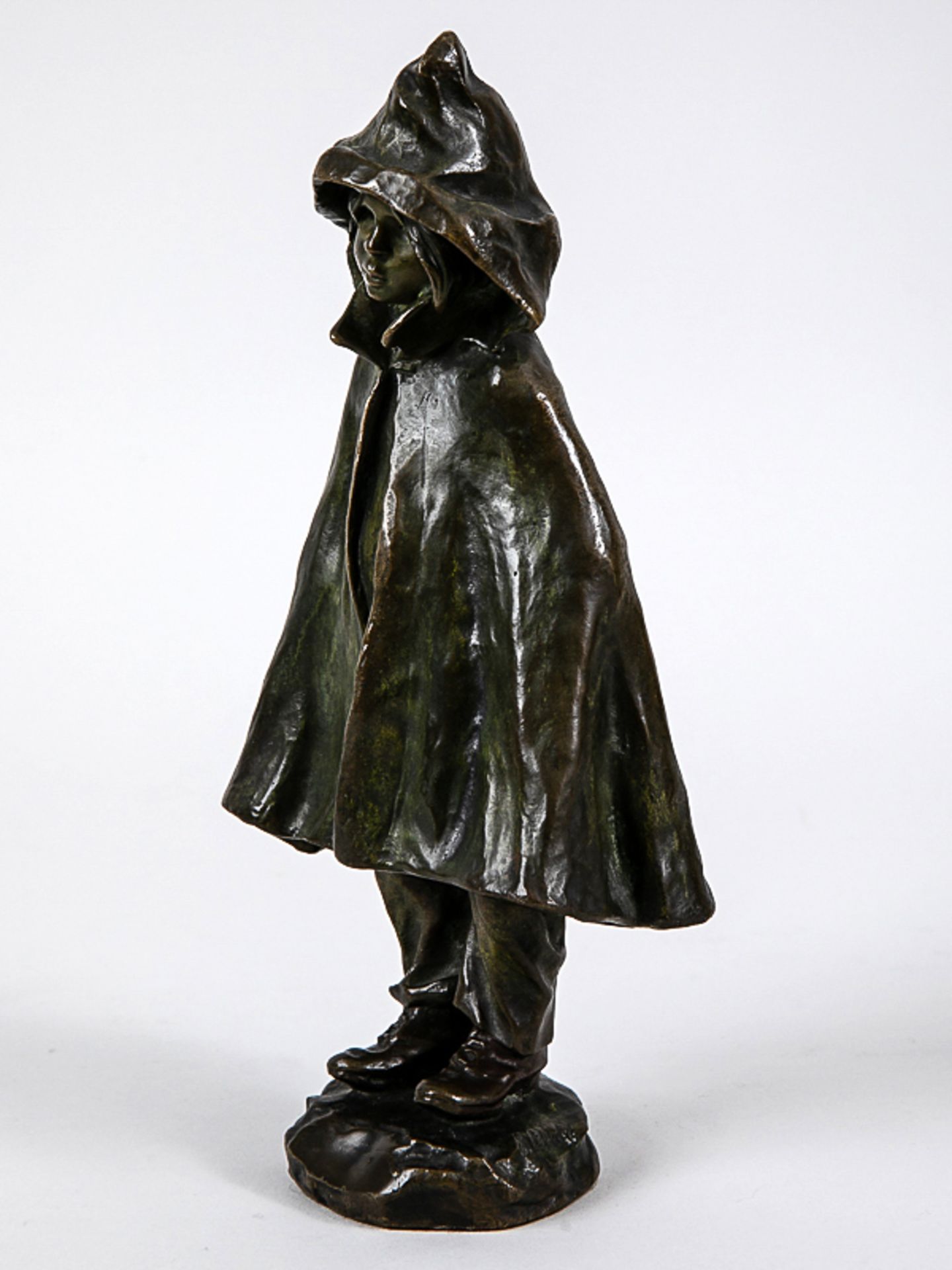 Beetz-Charpentier, Elisa (1859 - 1949). Bronzeplastik "Stehendes Mädchen im Regenmantel mit Ka - Bild 9 aus 9