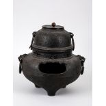 Wasser- und Teekessel (Furo Kama + Tetsubin), Japan, 19. Jh. Gußeisen und Bronze; 2-teilig ine