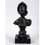 Büste einer jungen Dame mit Haube, Frankreich, sign. "Mestais", 1890er Jahre. Bronze, dunkel p