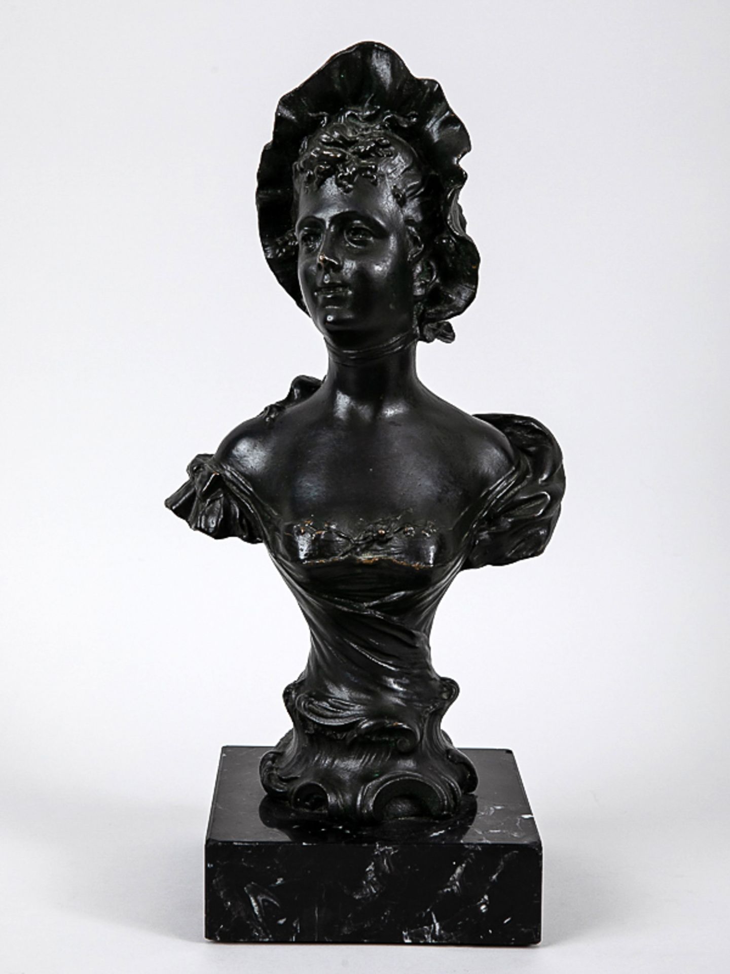 Büste einer jungen Dame mit Haube, Frankreich, sign. "Mestais", 1890er Jahre. Bronze, dunkel p