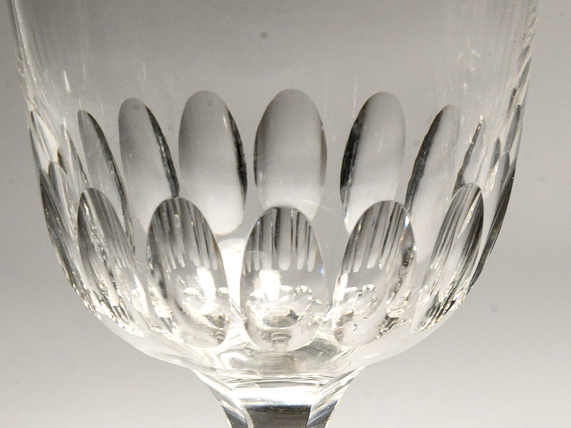 4 Weinpokale in Biedermeierform, 20. Jh. Farbloses Glas mit Olivschliff; runder Scheibenfuß un - Bild 2 aus 4
