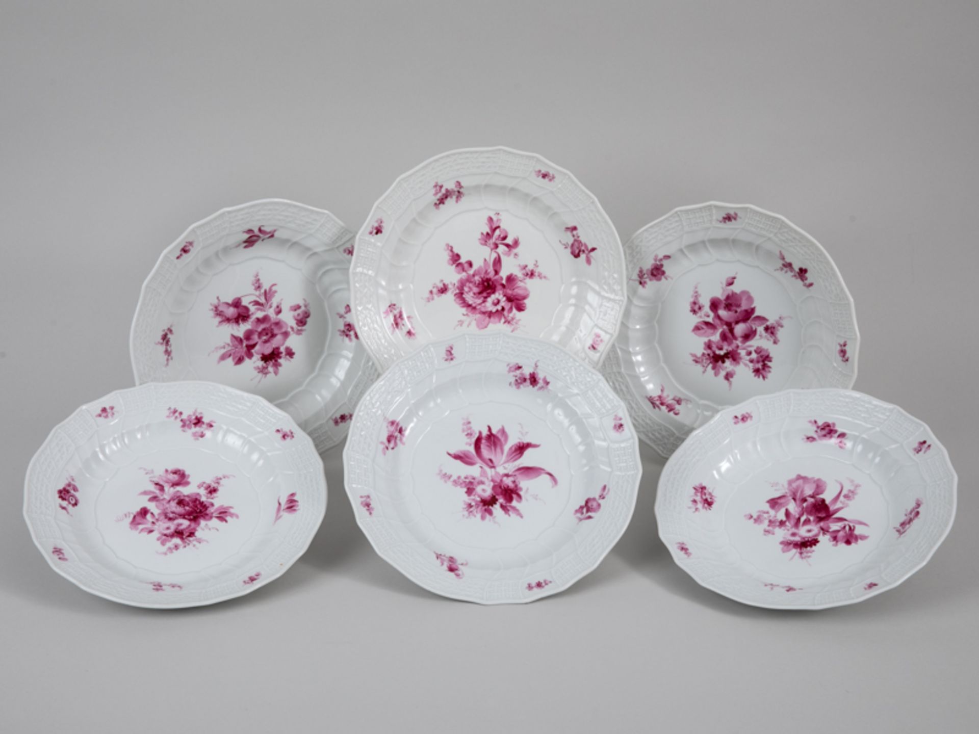 6 Menüteller "Neubrandenstein/Purpur Blumen", Meissen, um 1900. Weißporzellan m. reicher Flor