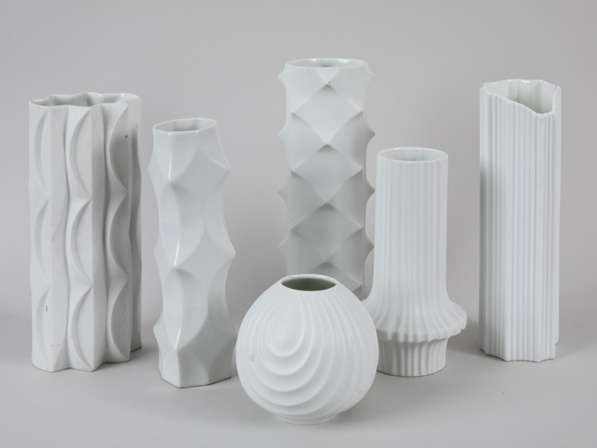 6 Design-Vasen, Scherzer/Heinrich/Kaiser/Winterling, 1960/70er Jahre. Weißporzellan (5 x Bisku
