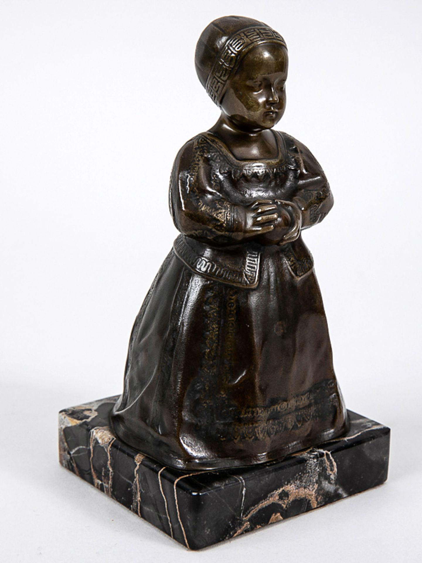 Endstorfer, Anton (1880 - 1960). Bronzeplastik "Kleines Mädchen in Tracht mit Kugel", montiert