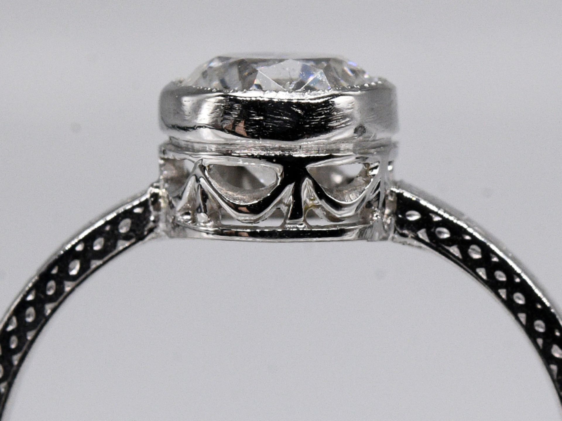 Solitär-Ring mit Brillant ca. 1,02 ct, Art Deco. Platin. Gesamtgewicht ca. 3,5 g. Chatonfassun - Bild 2 aus 4