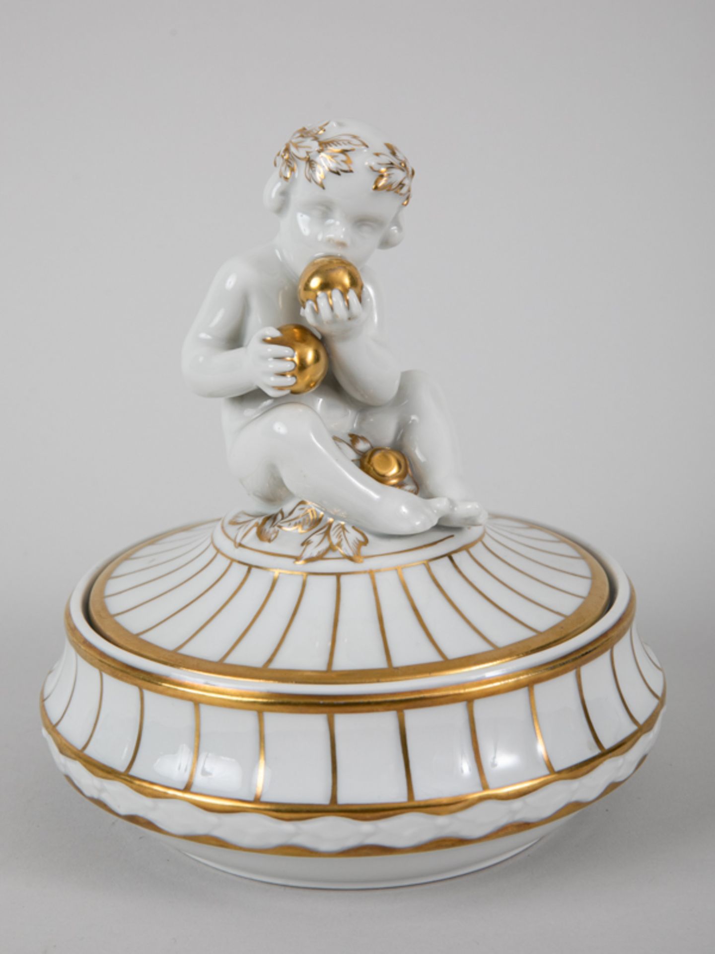 Bonbonnière mit Putto, Hutschenreuther/Kunstabtlg., Selb, 1. H. 20. Jh. Weißporzellan mit Gol