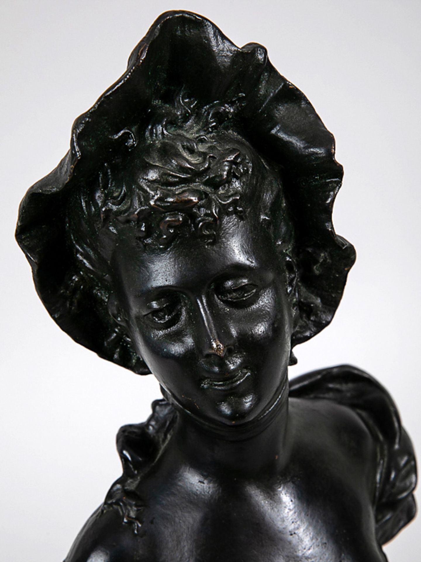 Büste einer jungen Dame mit Haube, Frankreich, sign. "Mestais", 1890er Jahre. Bronze, dunkel p - Bild 2 aus 7