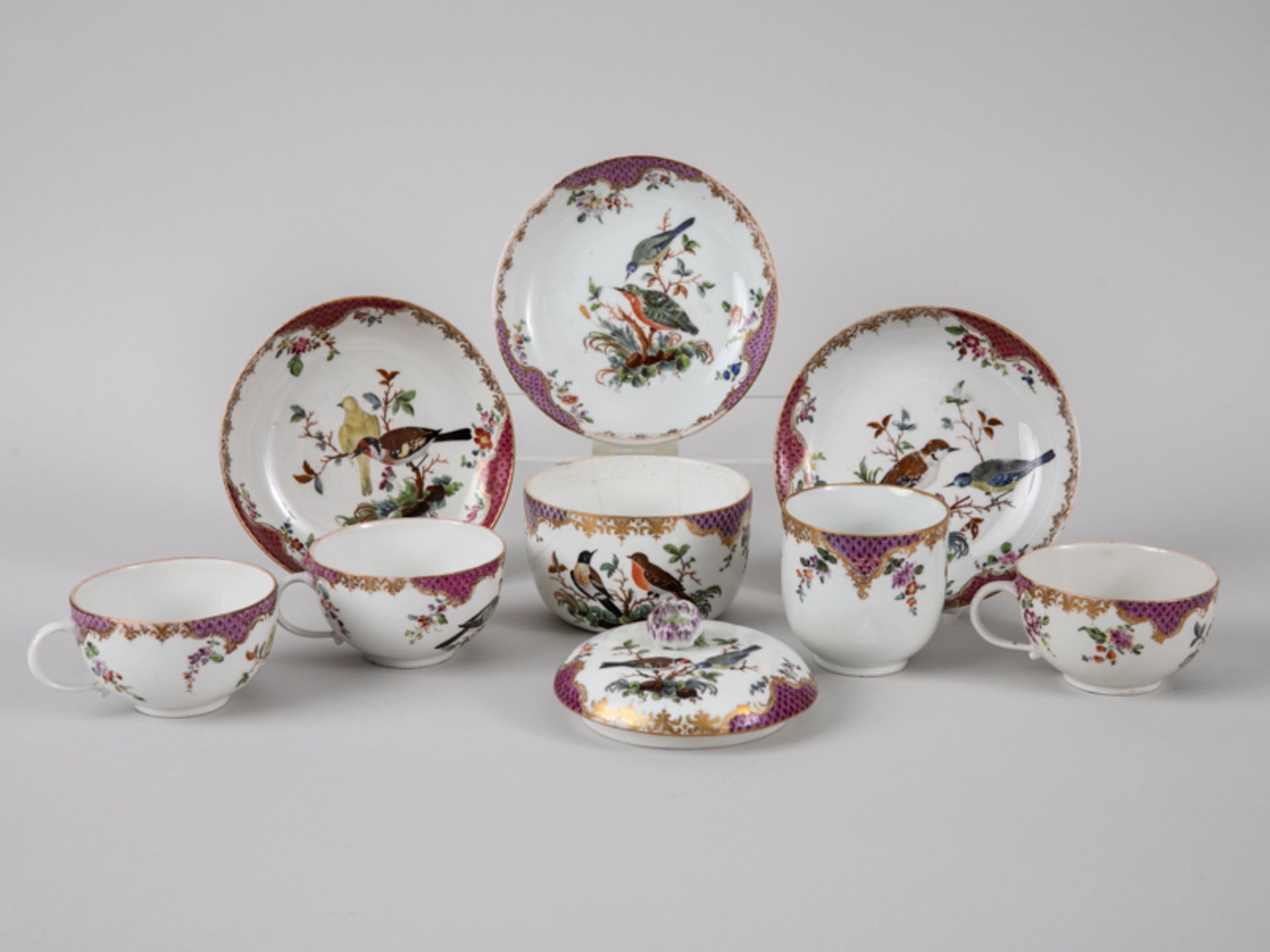 3 Teetassen, Zuckerdose + Kaffeetasse, Meissen, ca. 1760/74. Weißporzellan m. polychromer Voge - Bild 7 aus 7