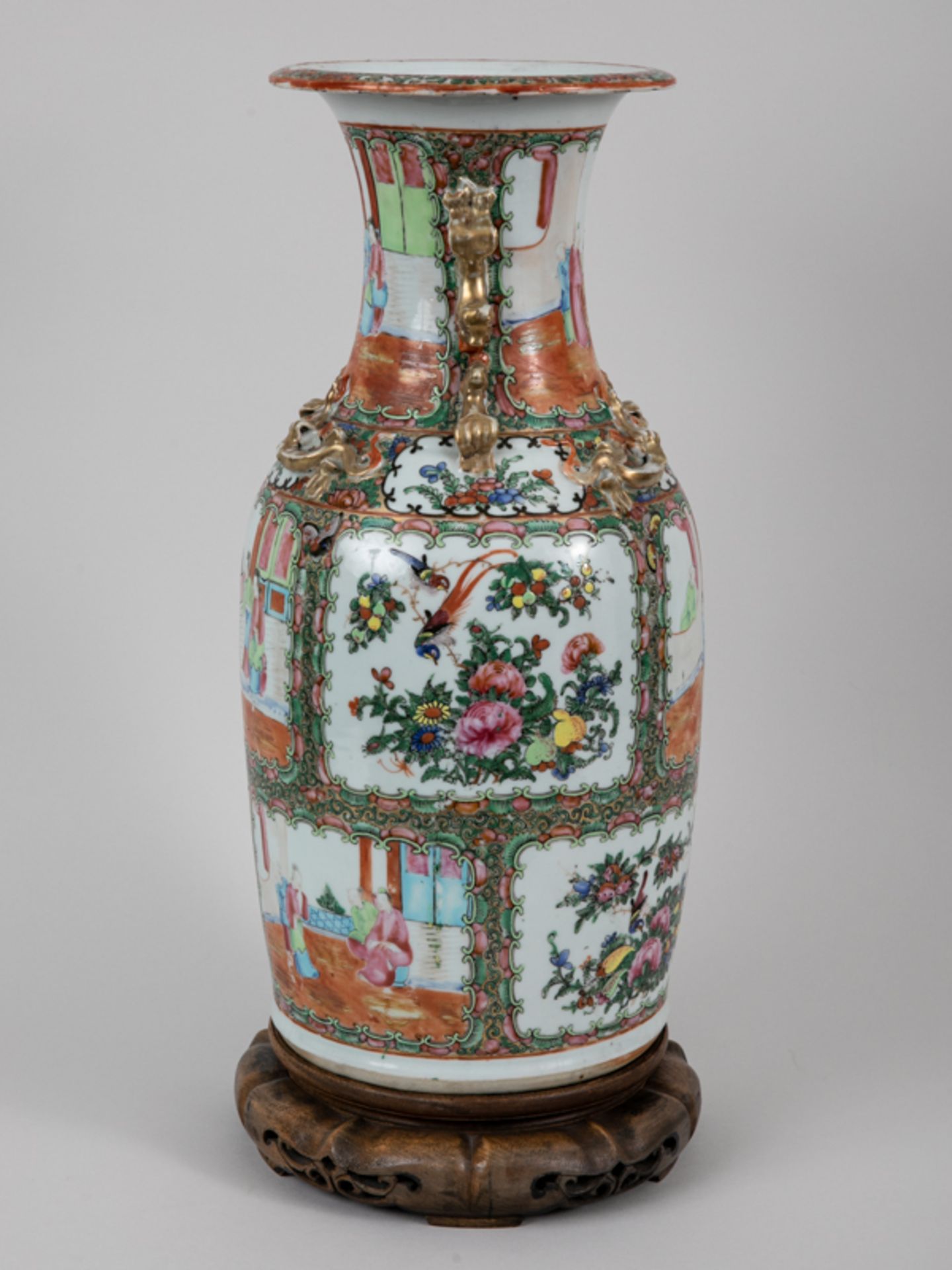 Große Kanton-Vase "Famille rose" m. Holzsockel, China, 19. Jh. Porzellan mit goldstaffierter p - Bild 6 aus 10