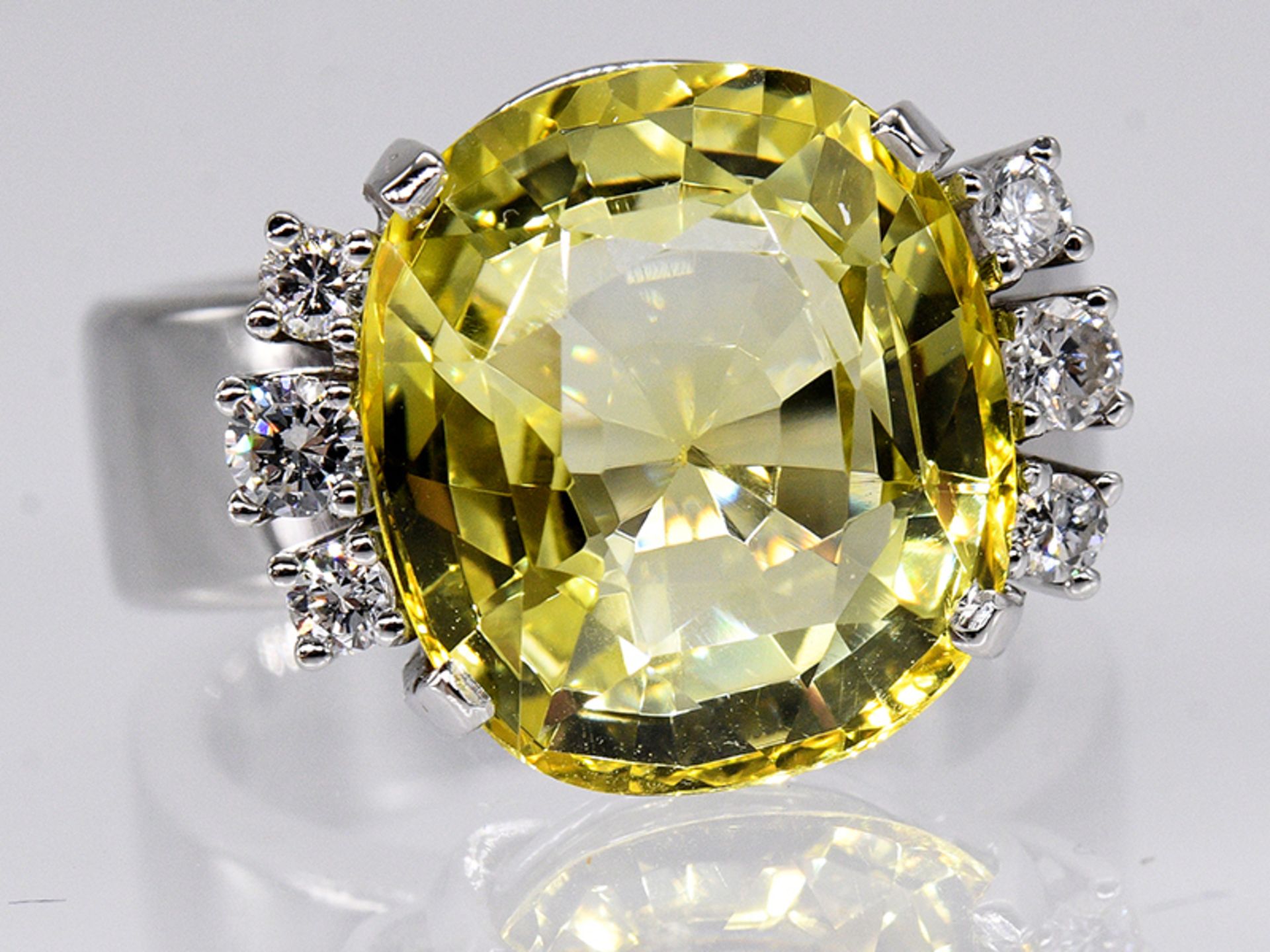 Cocktail-Ring mit gelbem Ceylon-Saphir ca. 11,05 ct und 6 Brillanten, zus. ca. 0,3 ct, Goldschmiede - Bild 2 aus 5