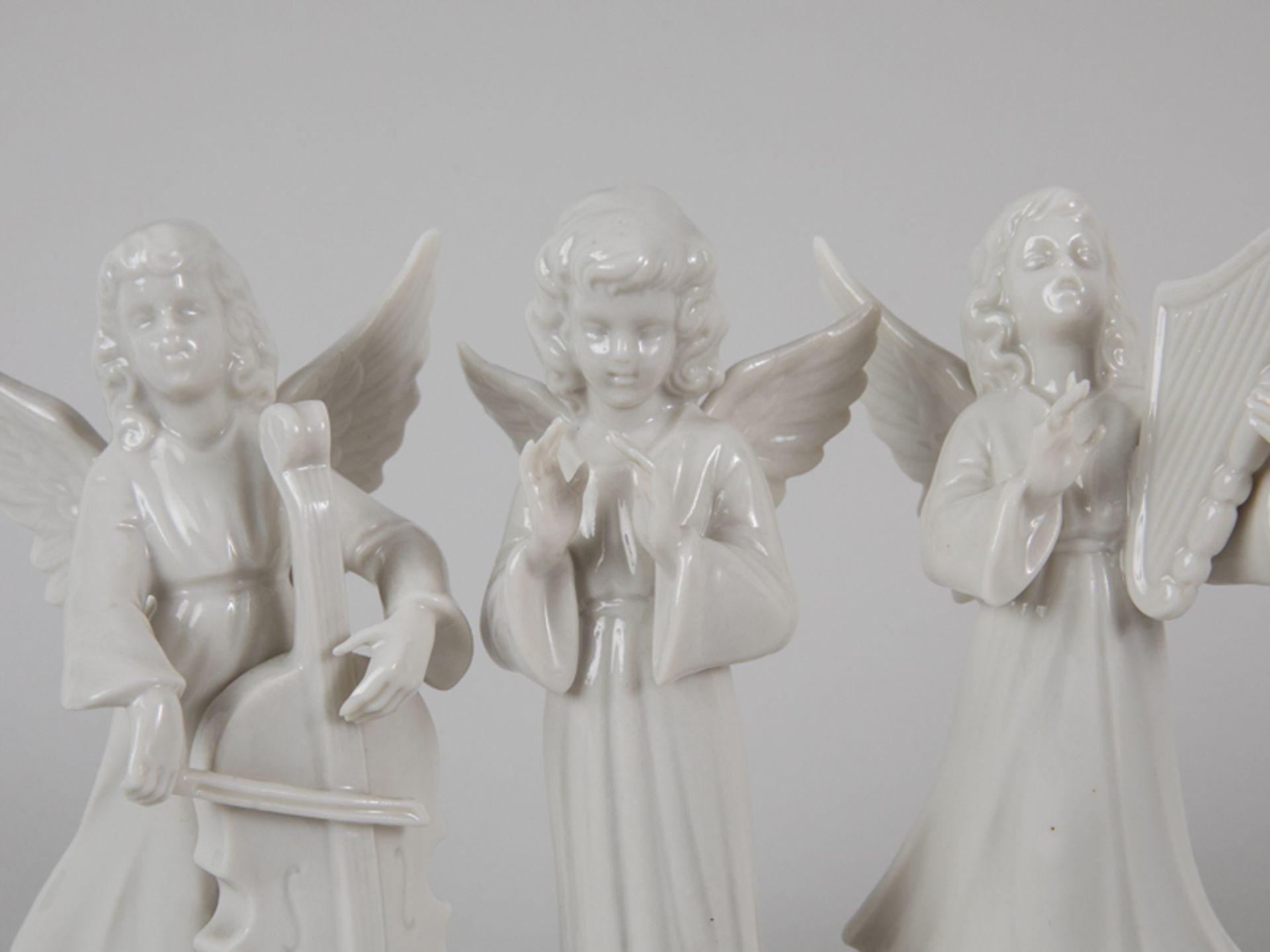 3 Engelsfiguren, Martha Budich/Kronach, 1951-63. Weißporzellan; stehende Engelsfiguren in lang - Image 3 of 6