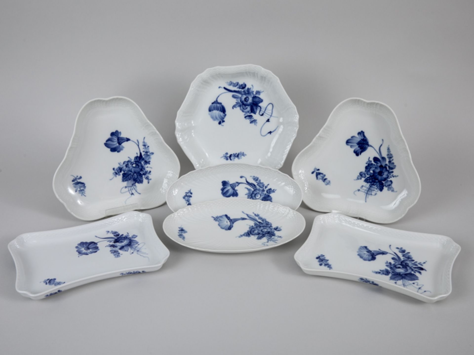 7 kleinere Schalen, "Blaue Blume", Royal Copenhagen, 20. Jh. Weißporzellan mit unter Glasur bl