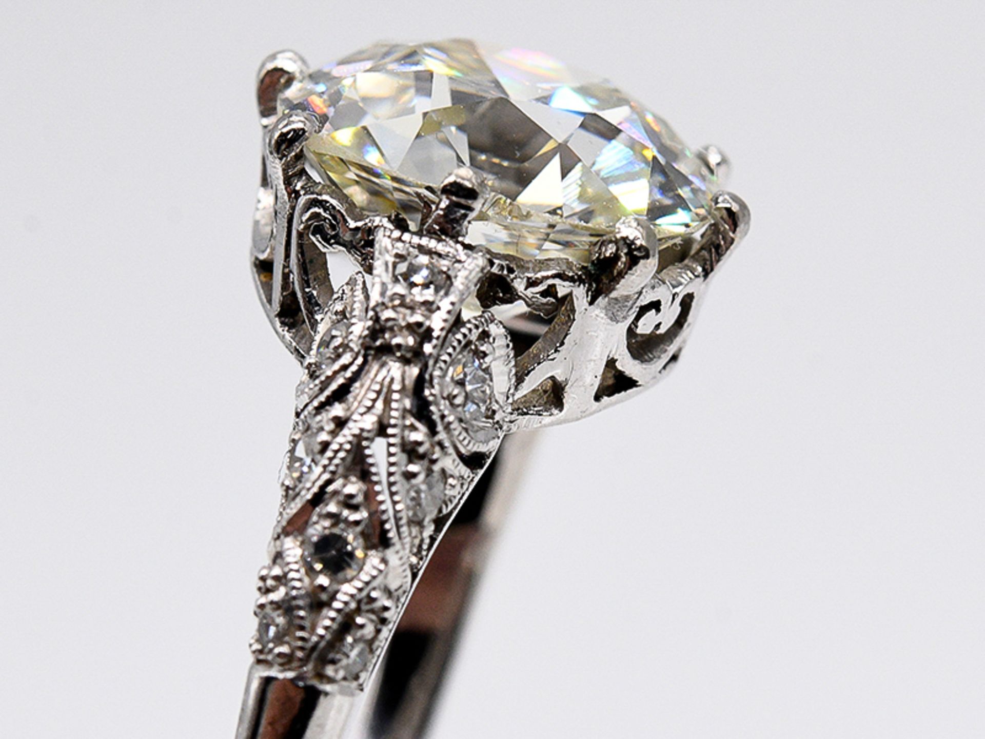 Prunkvoller Art-Deco Ring mit Altschliff-Diamant ca. 5,6 ct und kleinen Diamanten, zus. 0,1 ct, Juw - Bild 6 aus 11
