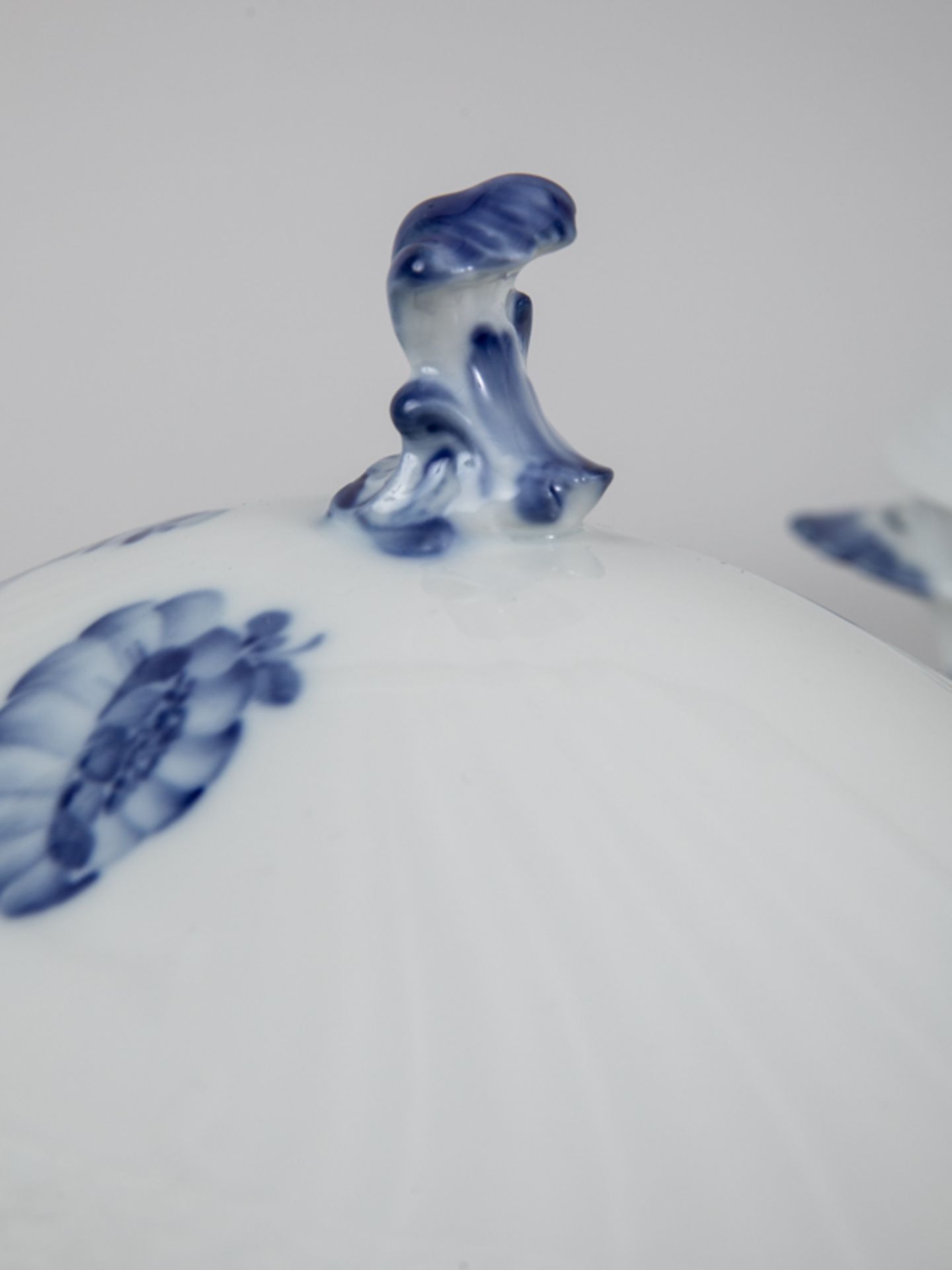 Paar Deckelschalen "Blaue Blume", Royal Copenhagen, 20. Jh. Weißporzellan mit unter Glasur bla - Image 3 of 4