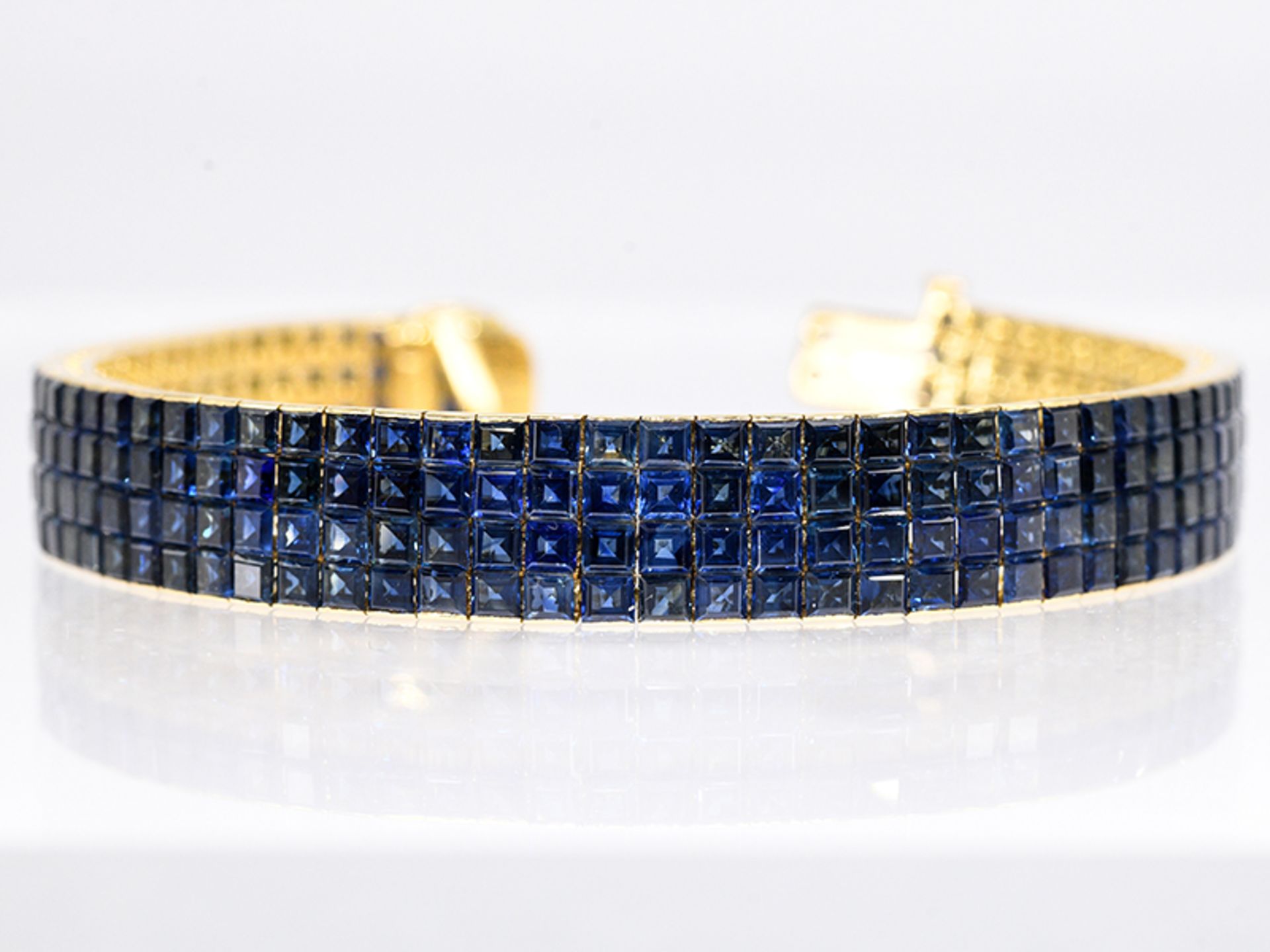 Armband mit 272 hochwertigen Saphir-Carréesteinen, zus. ca. 22 ct, 20. Jh. 750/- Gelbgold. Ge - Bild 4 aus 7