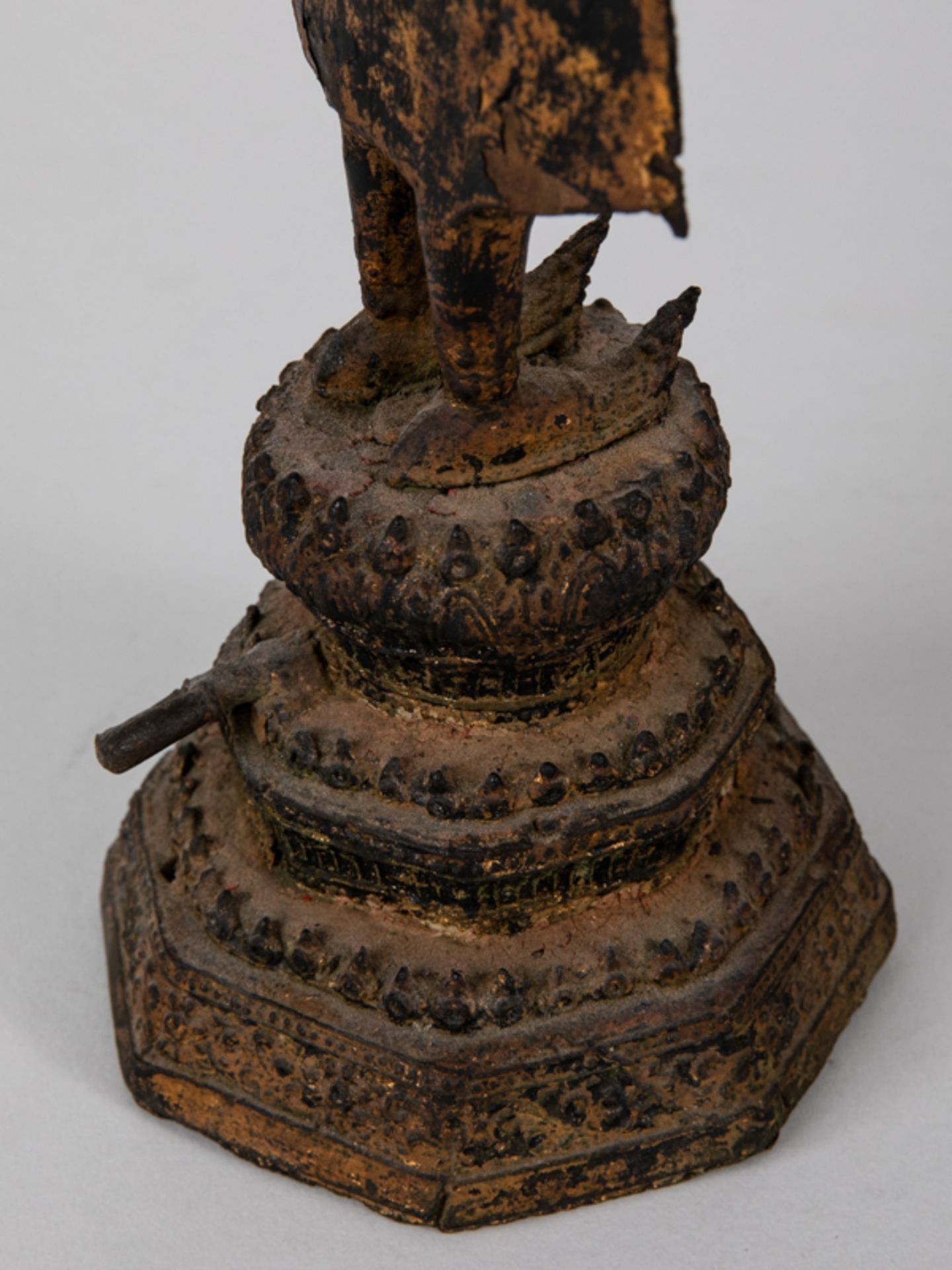 Buddhistische Tempelfigur, Thailand, 18./19. Jh. Bronze/Metallguss mit Resten alter Fassung und - Bild 5 aus 8