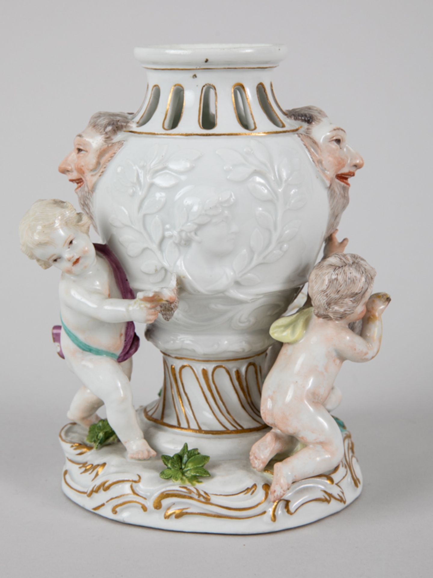 Potpourri-Vase mit 3 Amoretten, Entw. J.J. Kändler, Meissen, 1774. Weißporzellan mit polychro - Image 11 of 11