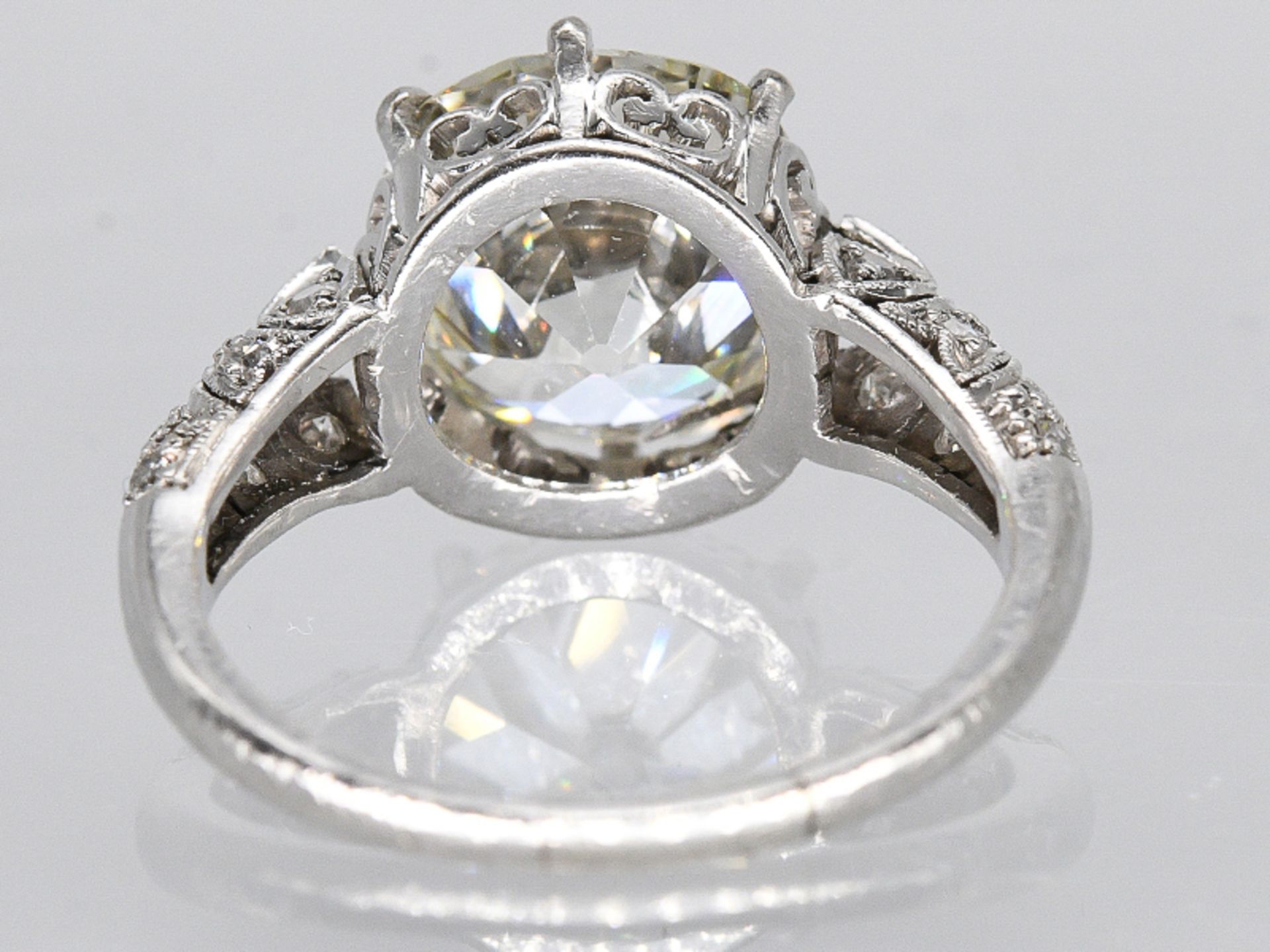 Prunkvoller Art-Deco Ring mit Altschliff-Diamant ca. 5,6 ct und kleinen Diamanten, zus. 0,1 ct, Juw - Bild 10 aus 11