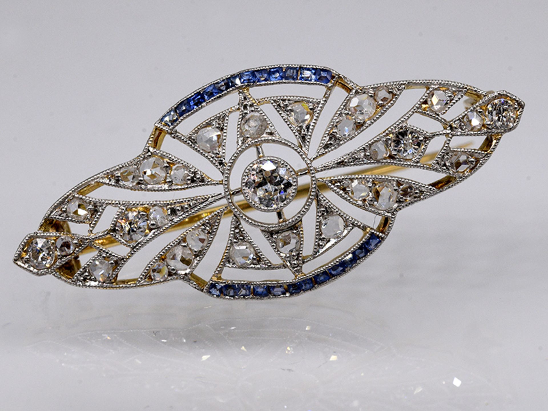 Nadel mit kleinen Saphir-Carrées und Diamanten, zus. ca. 0,6 ct, Art Deco. 585/- Weiß-und Gel