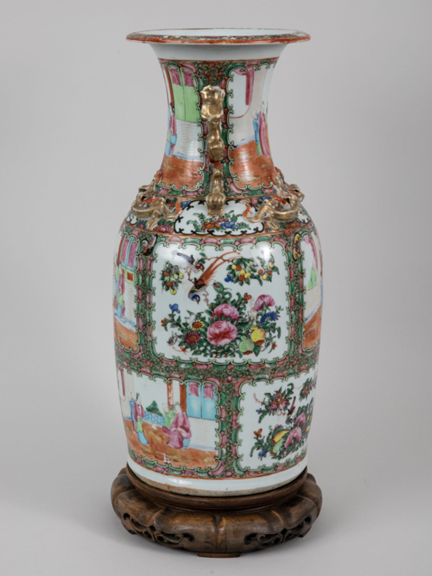 Große Kanton-Vase "Famille rose" m. Holzsockel, China, 19. Jh. Porzellan mit goldstaffierter p - Bild 5 aus 10