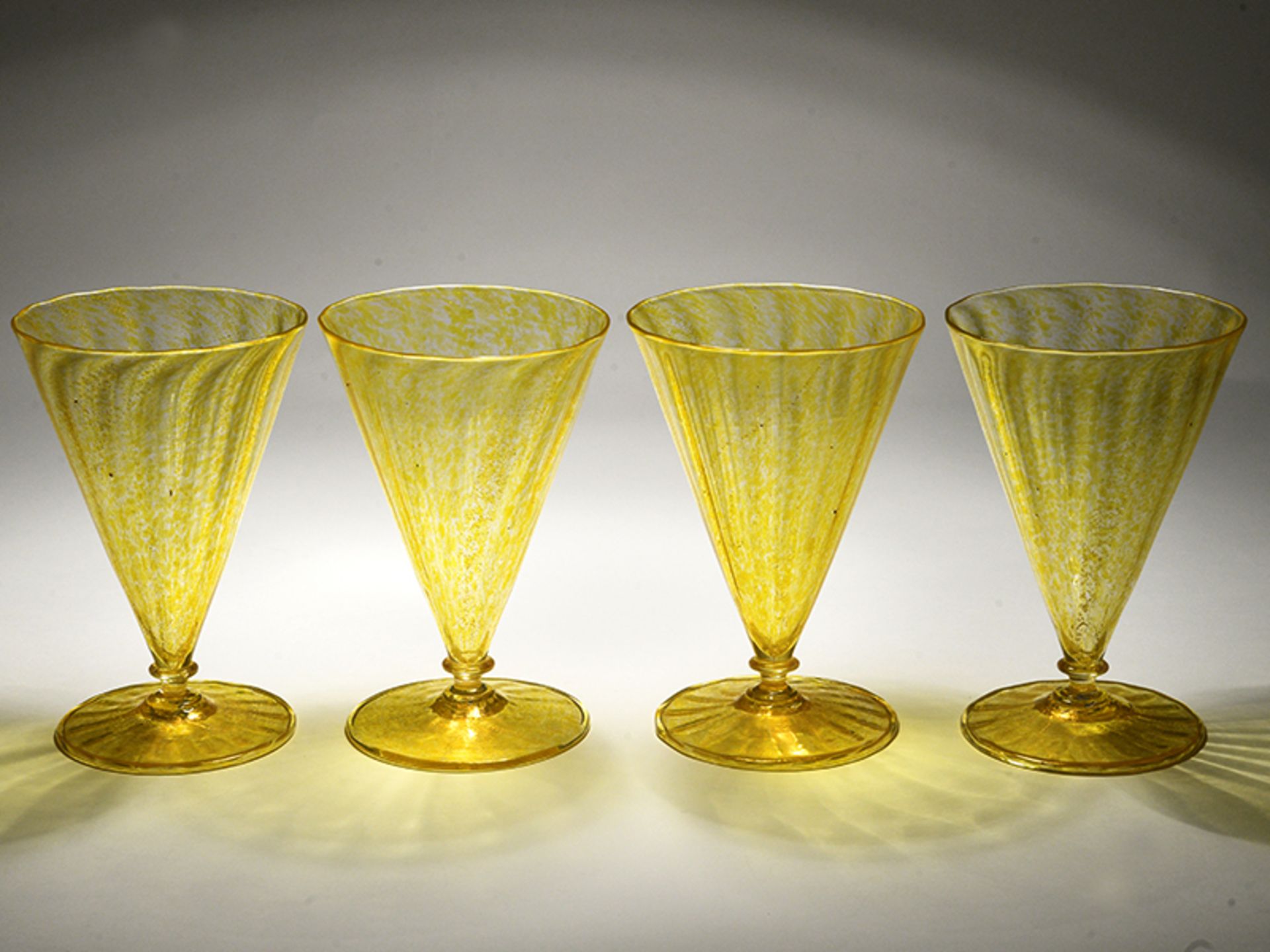 4 Kelchgläser, Barovier & Toso, Murano, Italien, 20. Jh. Farbloses Glas mit gelb gesprenkelten