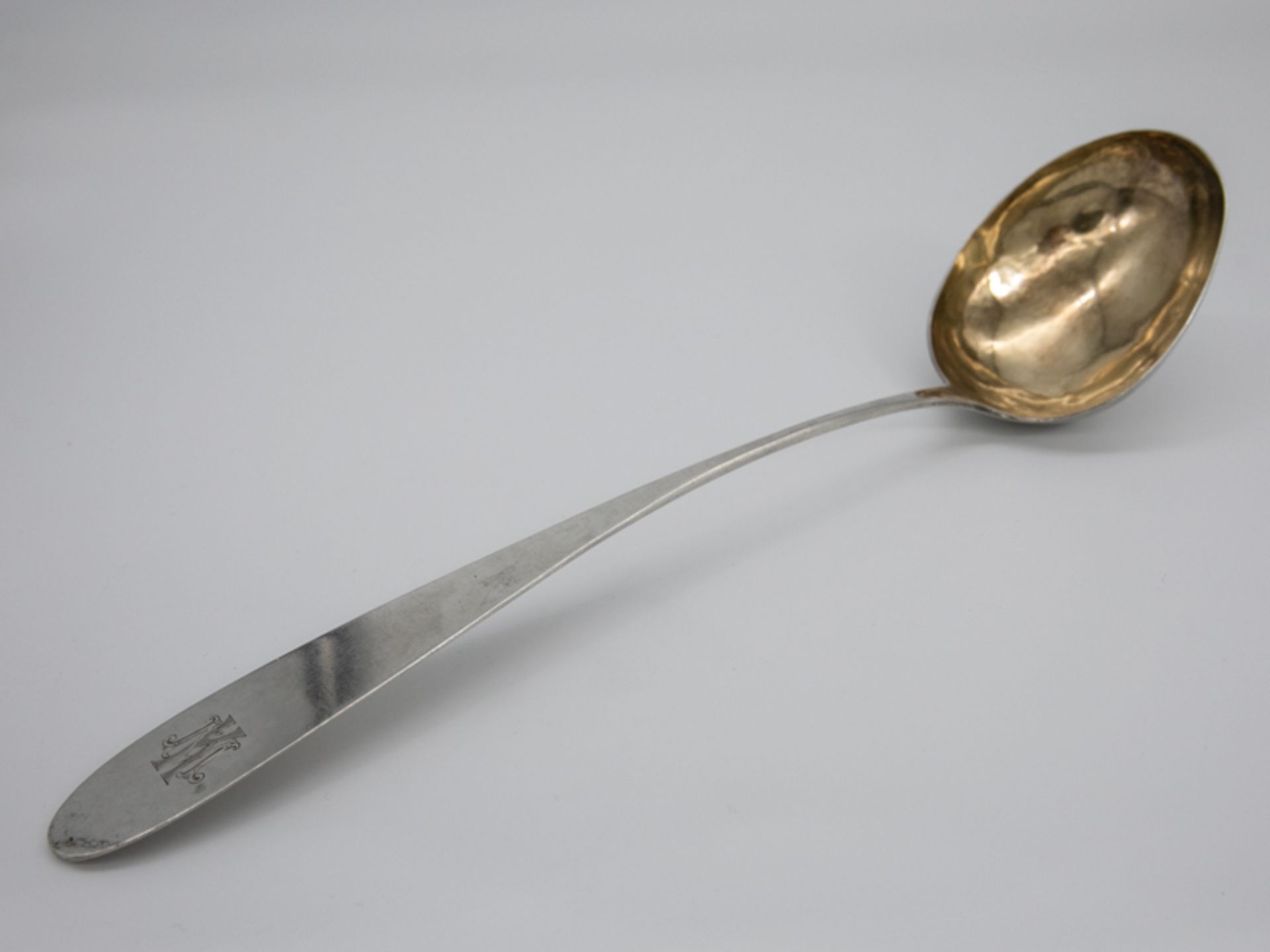 Biedermeier-Suppenkelle, J.J.C. Floris, Husum, um 1830. Silber, ca. 105 g; hochovale Laffe mit - Bild 5 aus 5