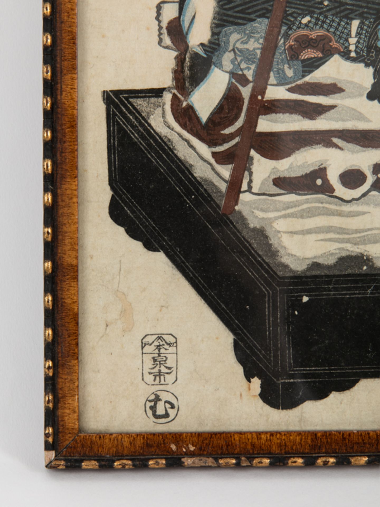 Farbholzschnitt, Japan, um 1900. Auf einem Podium stehender Samurai. Umlaufende Schriftzeichen. - Bild 4 aus 6