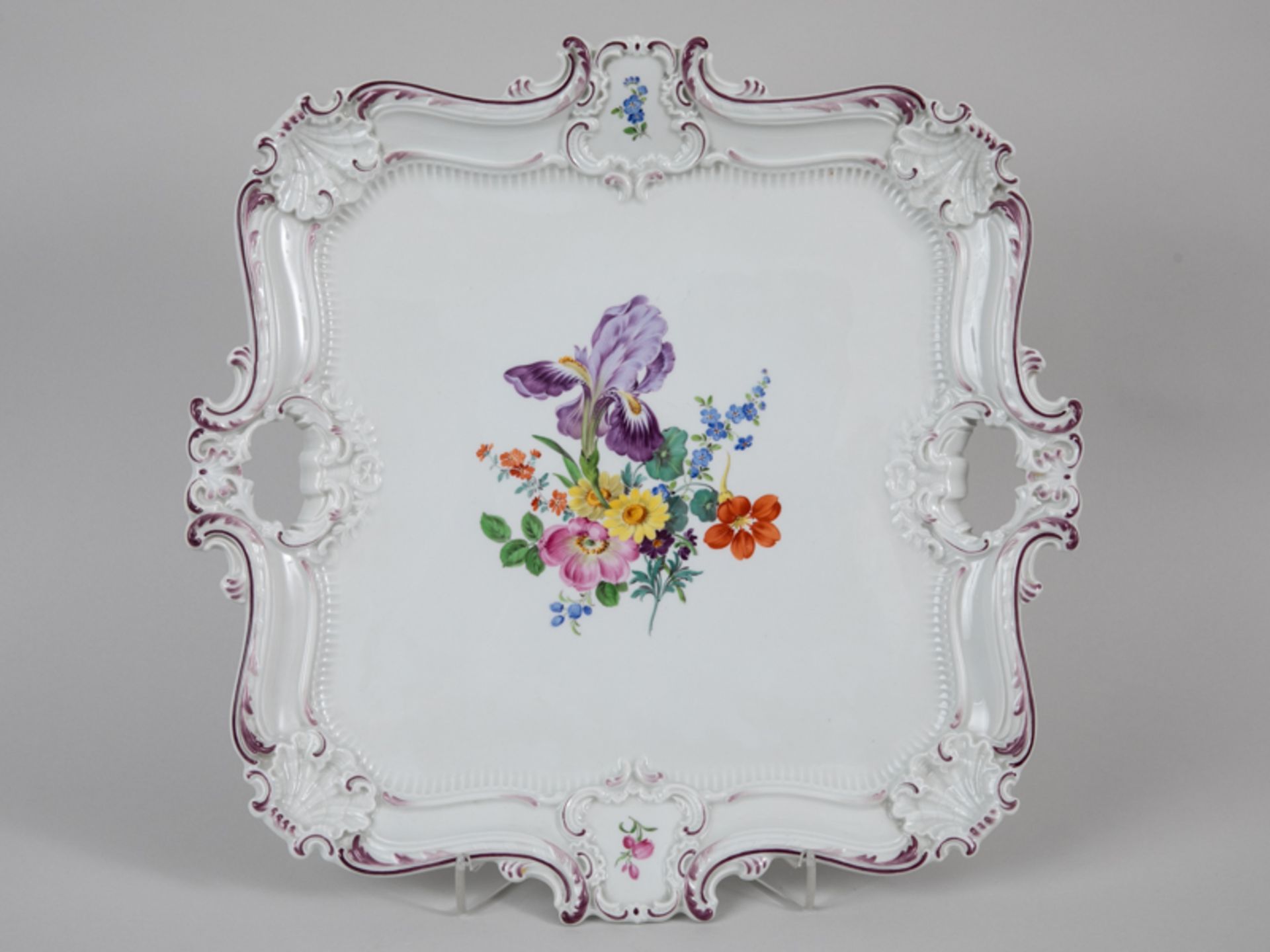 Prunktablett (B-Form), Meissen, 20. Jh. Weißporzellan mit polychromer Blumen-Bouquetmalerei, r