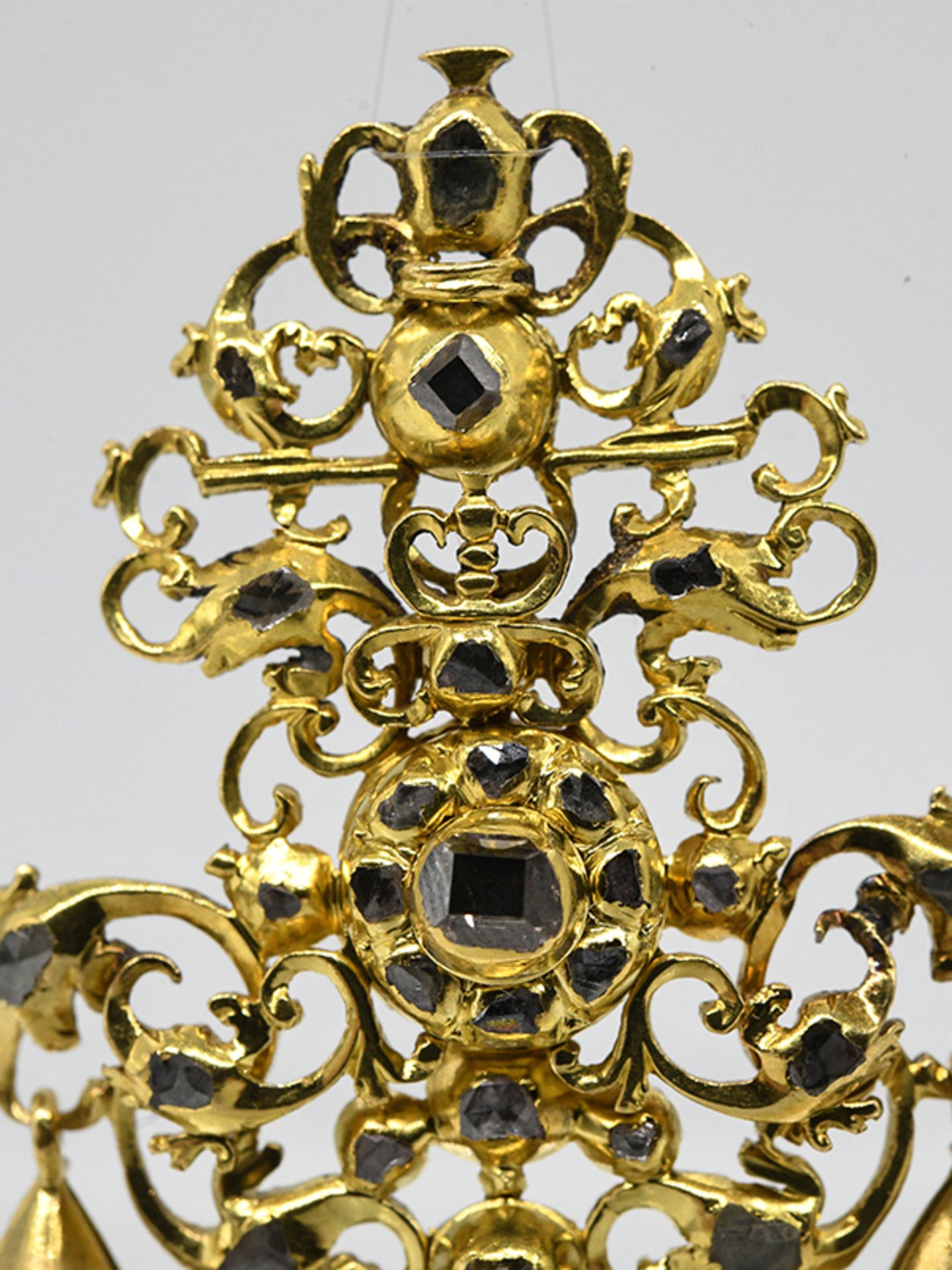 Antiker Anhänger mit Diamanten, zus. ca. 0,8 ct, Spanien 16./ 17. Jh. 750/- Gelbgold. Gesamtge - Bild 2 aus 8