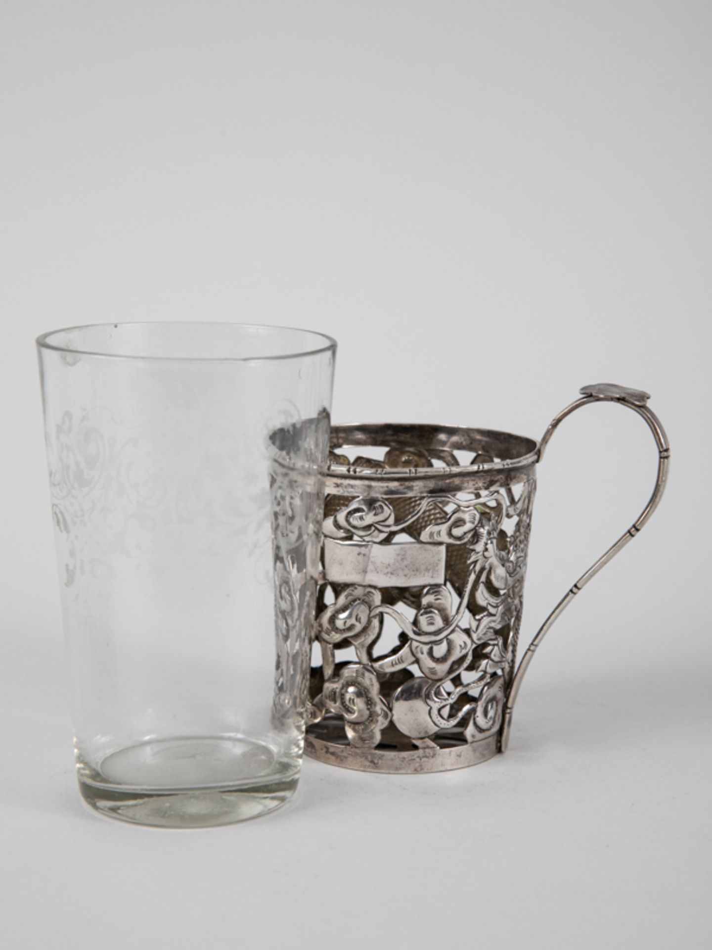 Teeglashalter, China, um 1900. 925/-Silber, ca. 74 g; mit geätzt verziertem farblosen Becher-G - Bild 2 aus 7