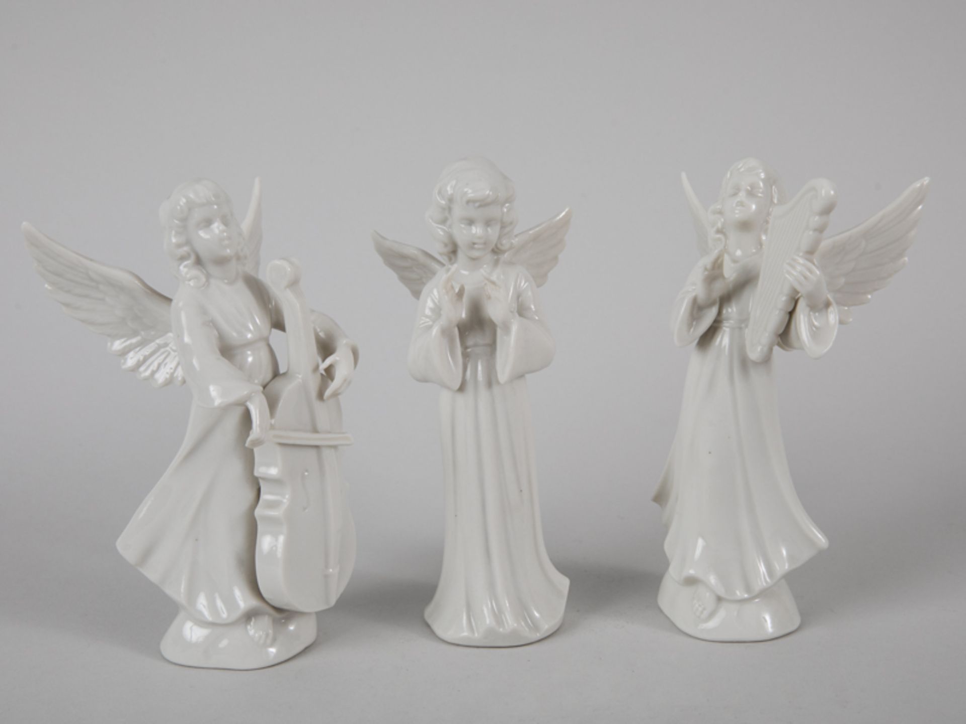 3 Engelsfiguren, Martha Budich/Kronach, 1951-63. Weißporzellan; stehende Engelsfiguren in lang - Image 5 of 6