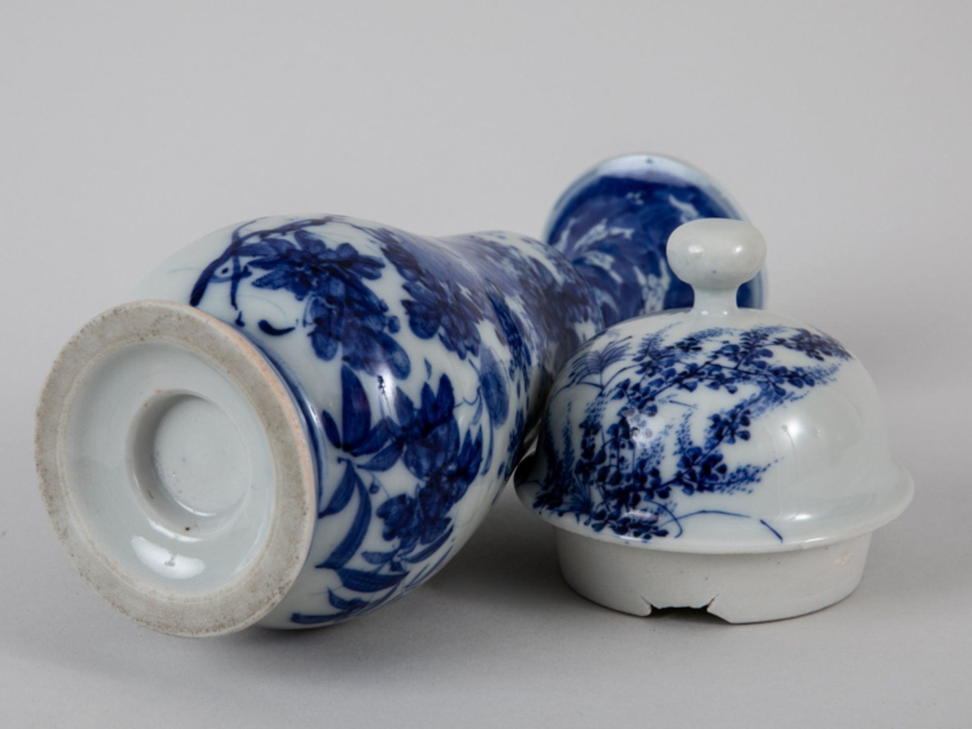 Balustervase mit Blaumalerei + Vasendeckel, wohl Japan, Meiji-Zeit. Weißporzellan mit unter Gl - Bild 4 aus 5