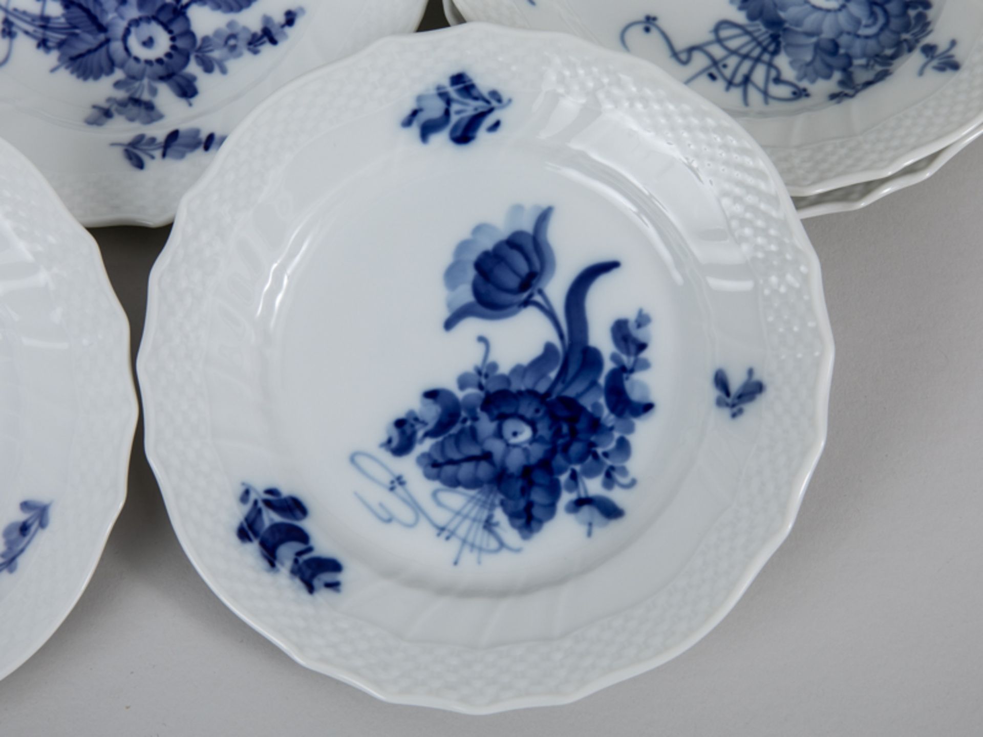 13 Brotteller, "Blaue Blume", Royal Copenhagen, 20. Jh. Weißporzellan mit unter Glasur blauer - Bild 2 aus 4