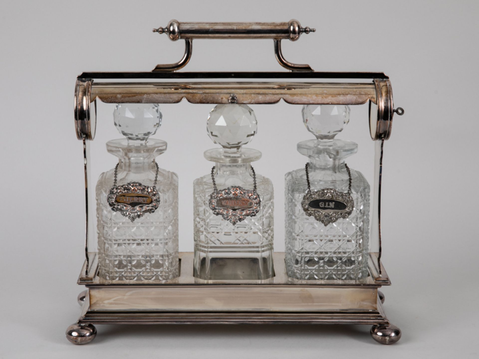 Tantalus mit 3 Karaffen, "Nevada Silver D&A", England, um 1900. Versilbert (plated); länglich