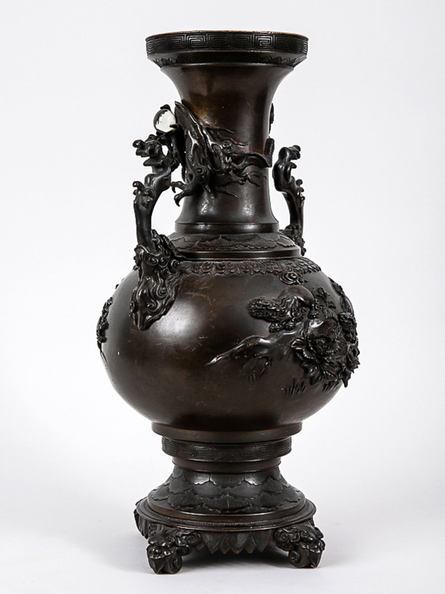 Große Drachen-Vase, Japan, Meiji-Zeit. Bronze, dunkelbraun patiniert; Balusterform mit kugelig - Bild 7 aus 9