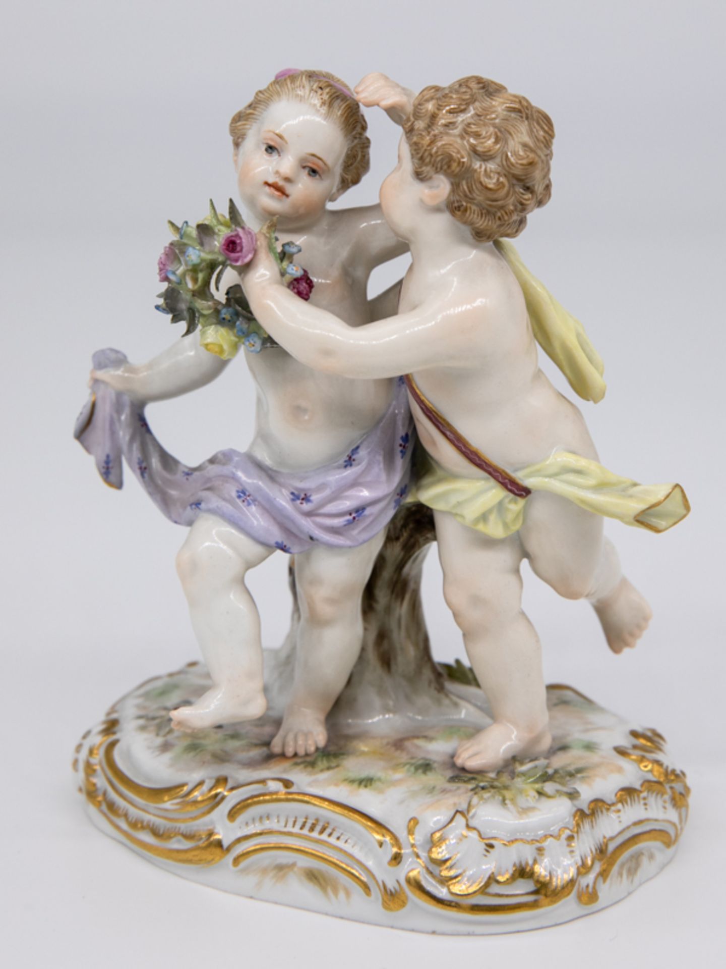 Tanzendes Puttenpaar m. Blütenkranz, Meissen, Ende 19. Jh. Weißporzellan mit polychromer Bema - Image 5 of 8