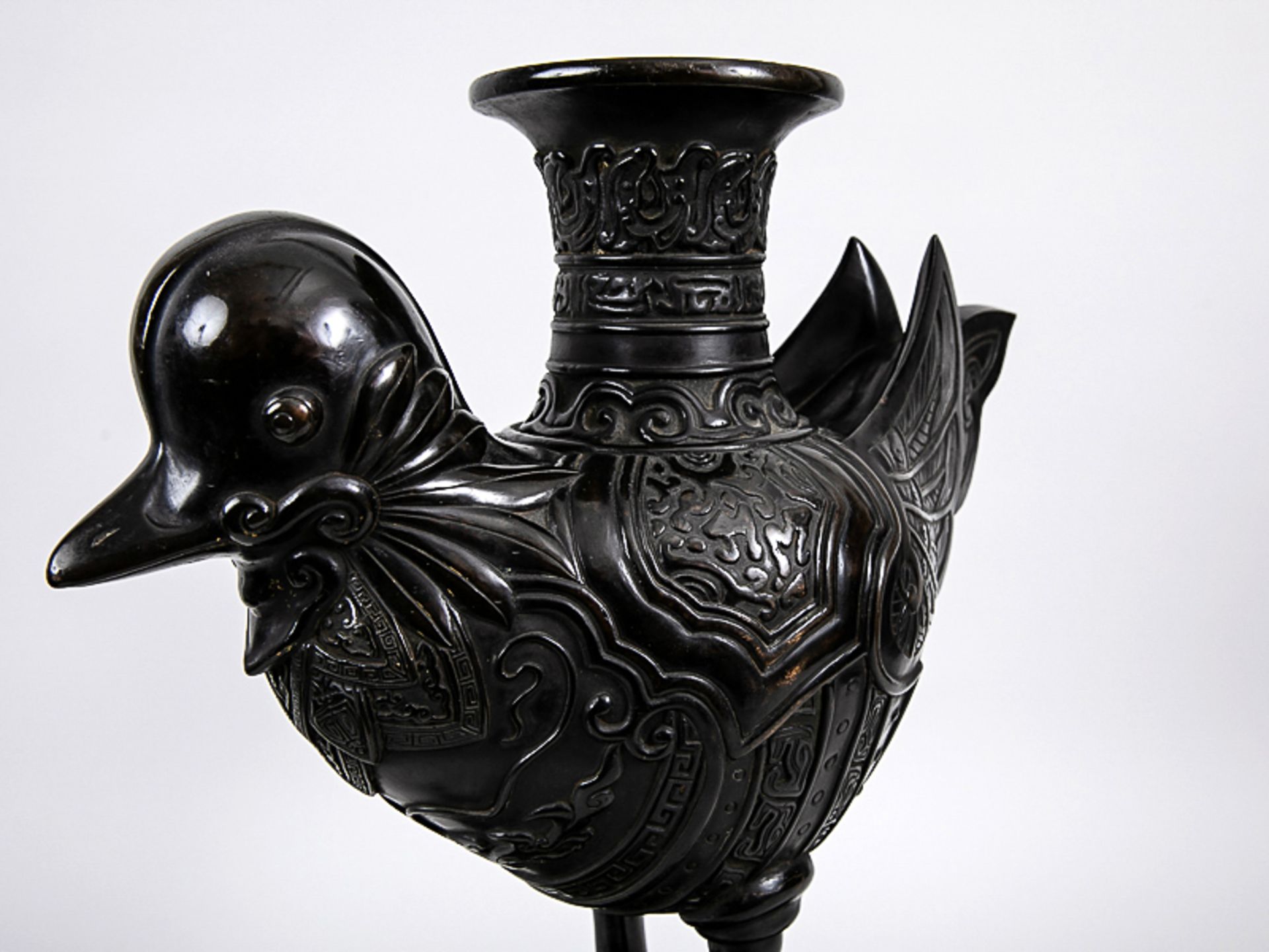 Paar große Bronzevasen in Vogelform, China, um 1900. Bronze, dunkelbraun patiniert mit poliert - Bild 2 aus 5